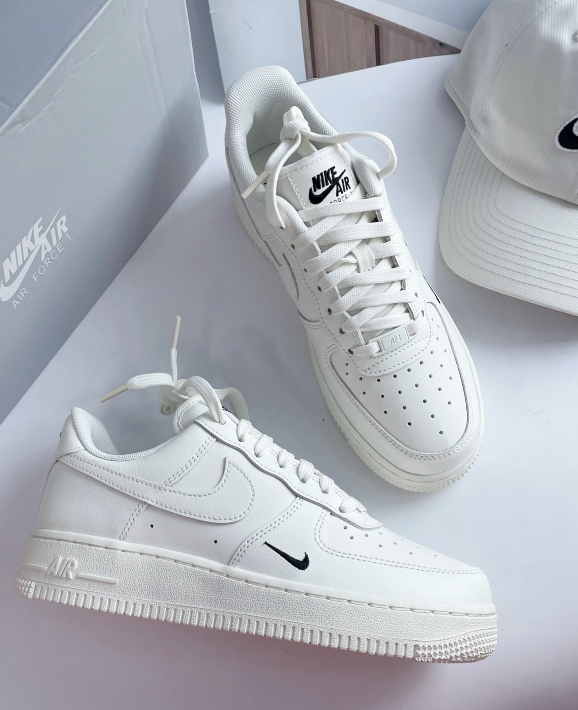 NIKE AIR FORCE 1'07 刺繡奶油白小勾