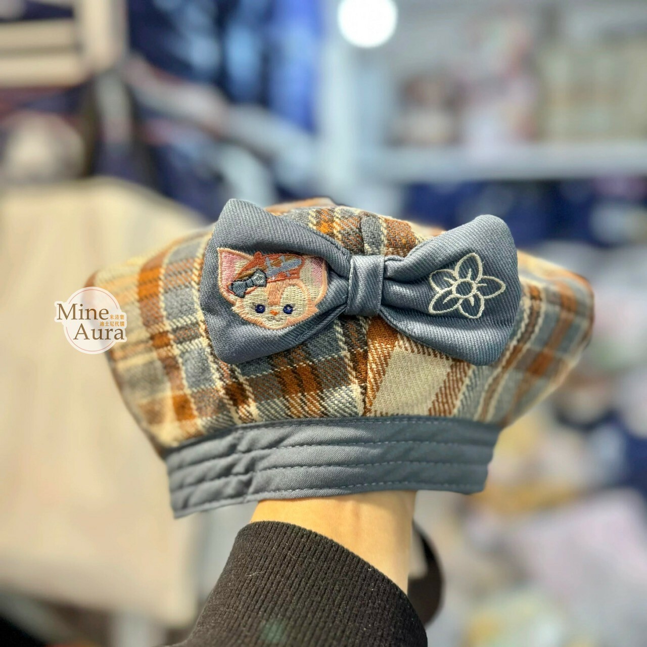 (限時特價) 2024 達菲 Duffy 與好友們 牛仔風系列 玲娜貝兒 Lina bell 格紋 蝴蝶結 貝蕾帽 帽子 -上海迪士尼樂園