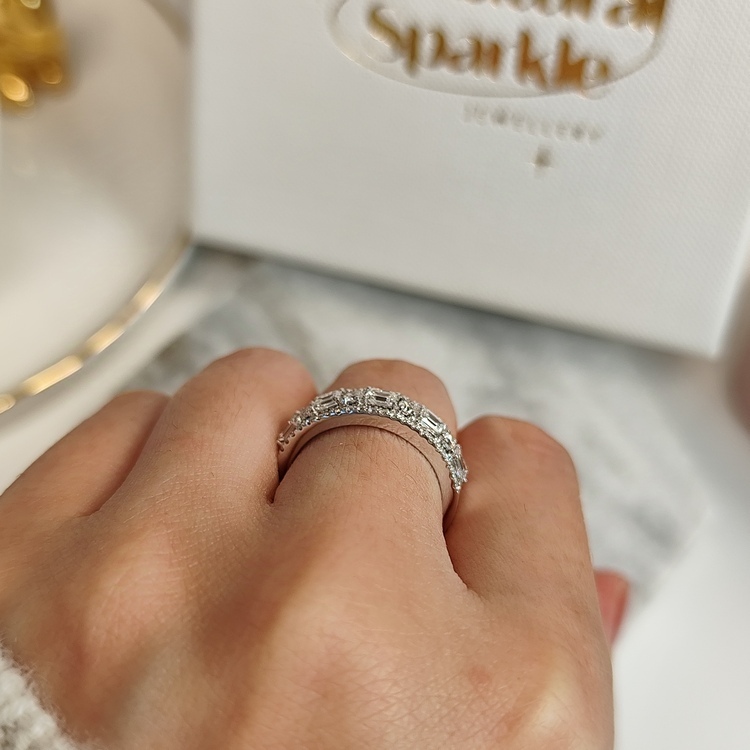 18K白金祖母綠及圓形鑽石戒指