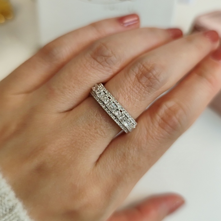 18K白金祖母綠及圓形鑽石戒指