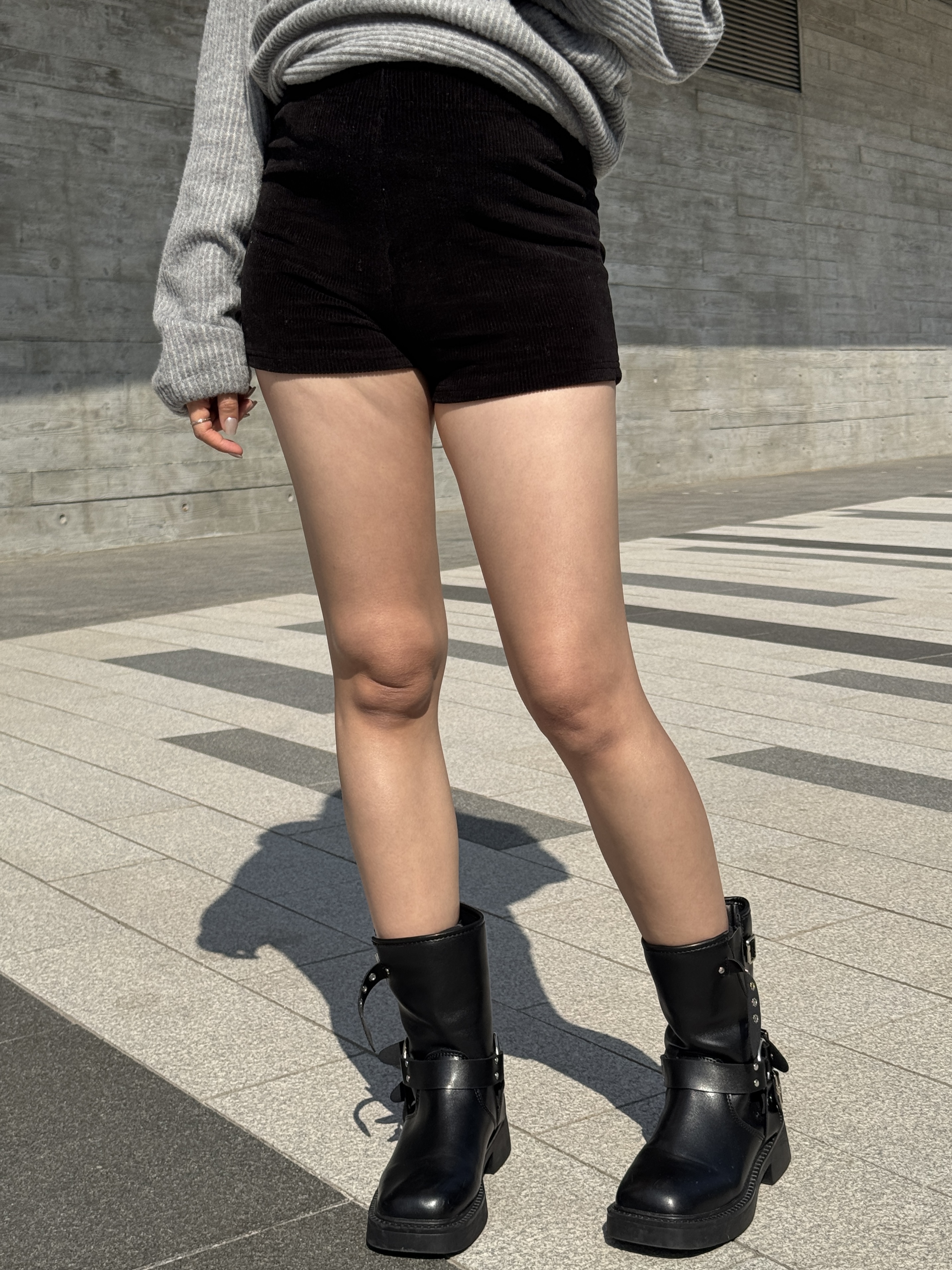 (訂購) 直紋彈性羊毛小短褲 P1209 (黑/灰)