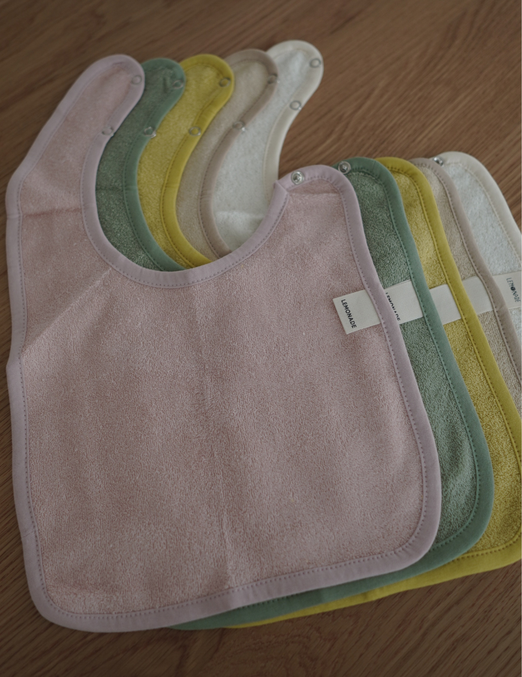 多色素面方形圍兜