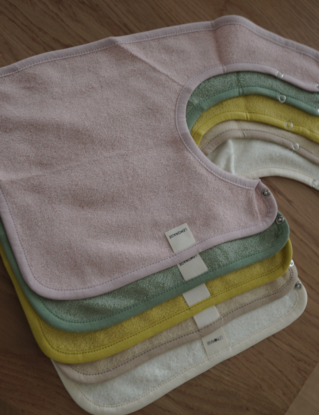 多色素面方形圍兜