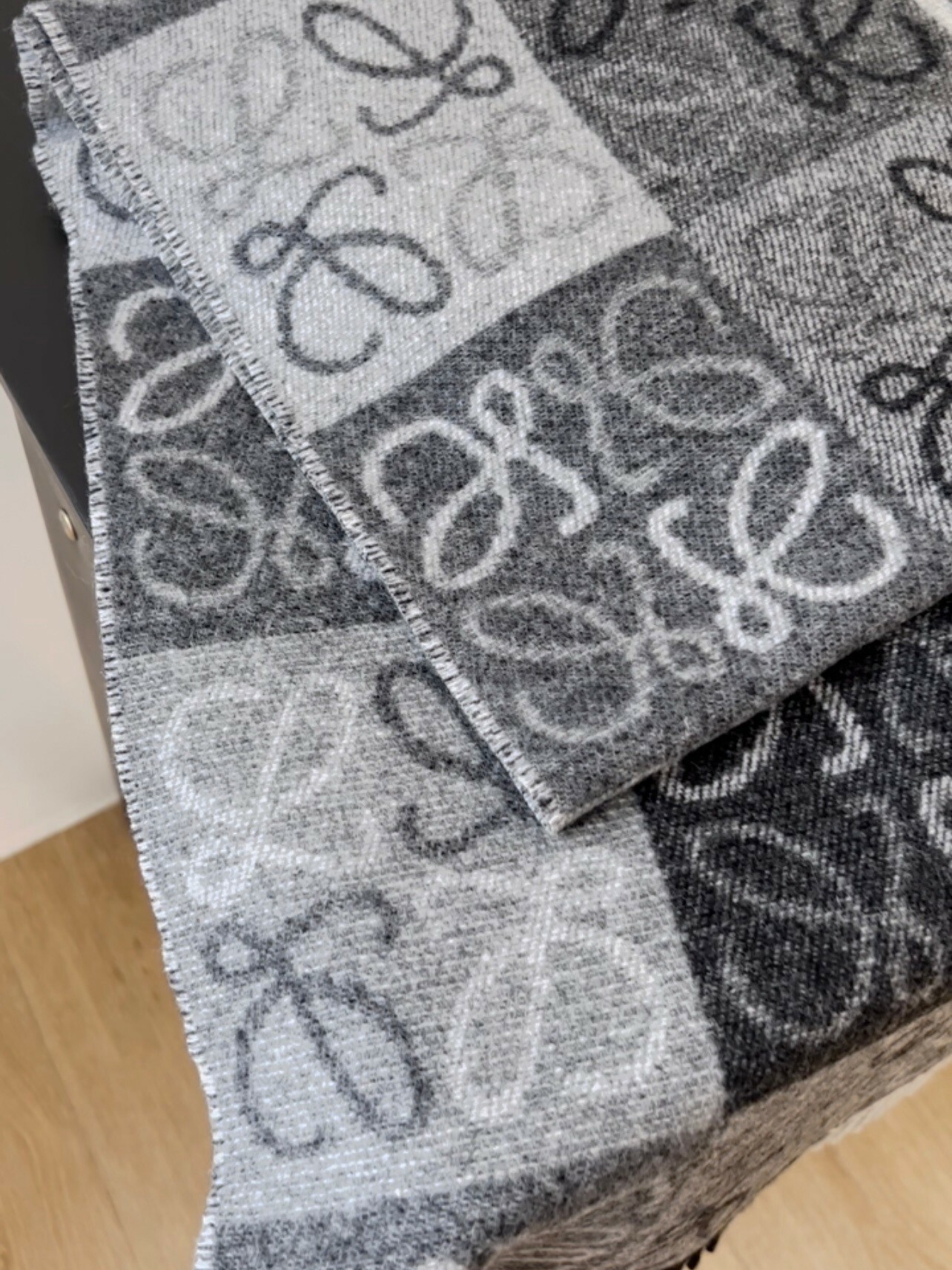 LOEWE｜羊毛和羊絨圍巾 黑灰色