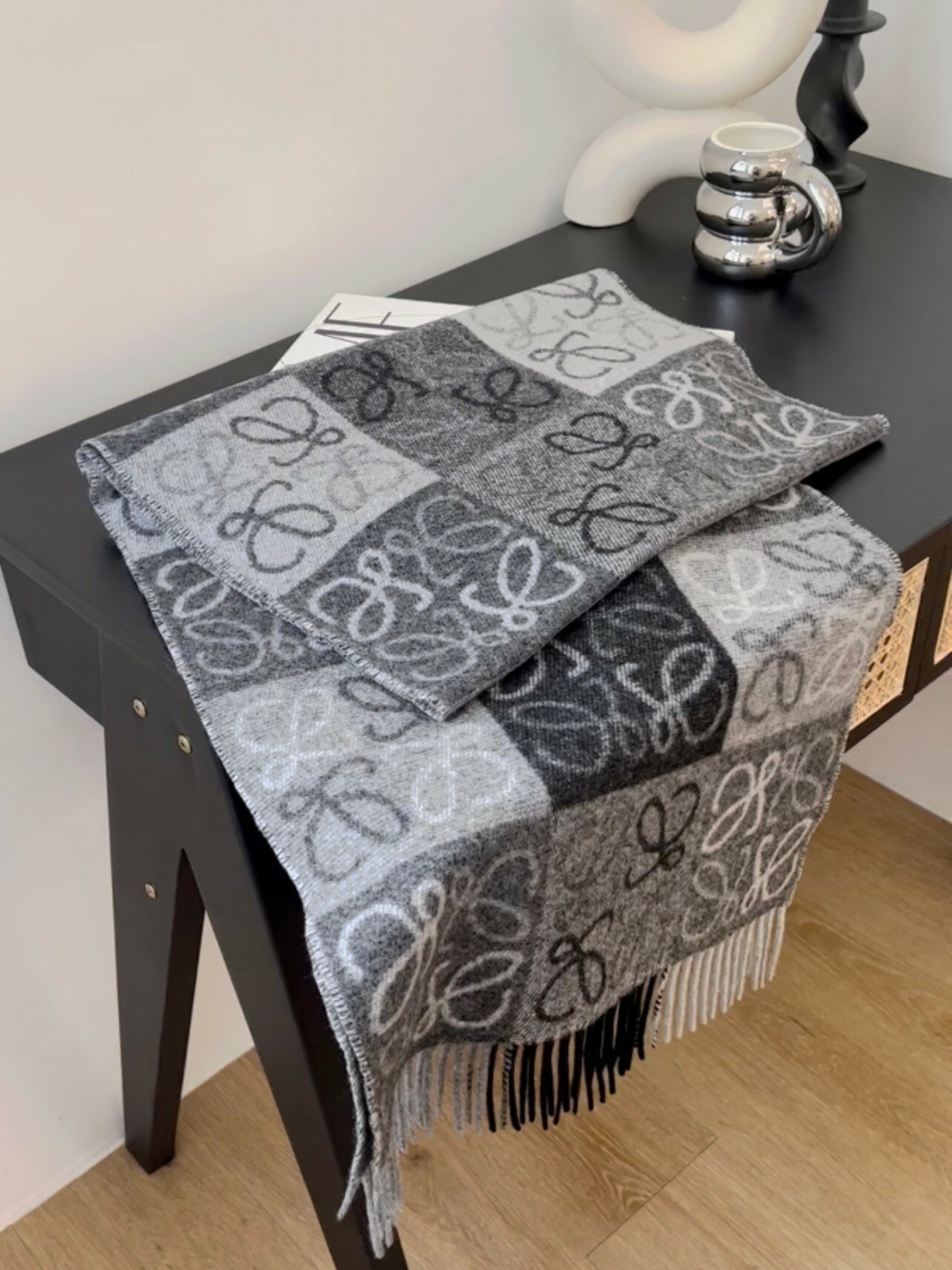 LOEWE｜羊毛和羊絨圍巾 黑灰色