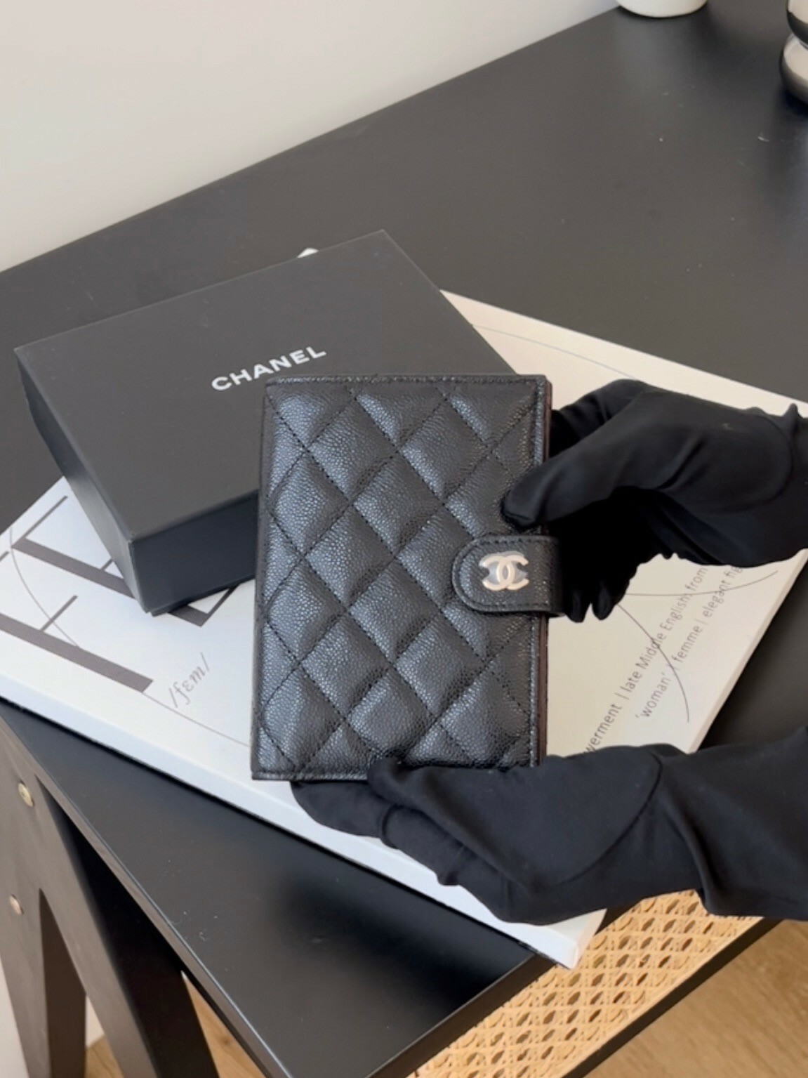 CHANEL｜荔枝牛皮護照夾 黑金