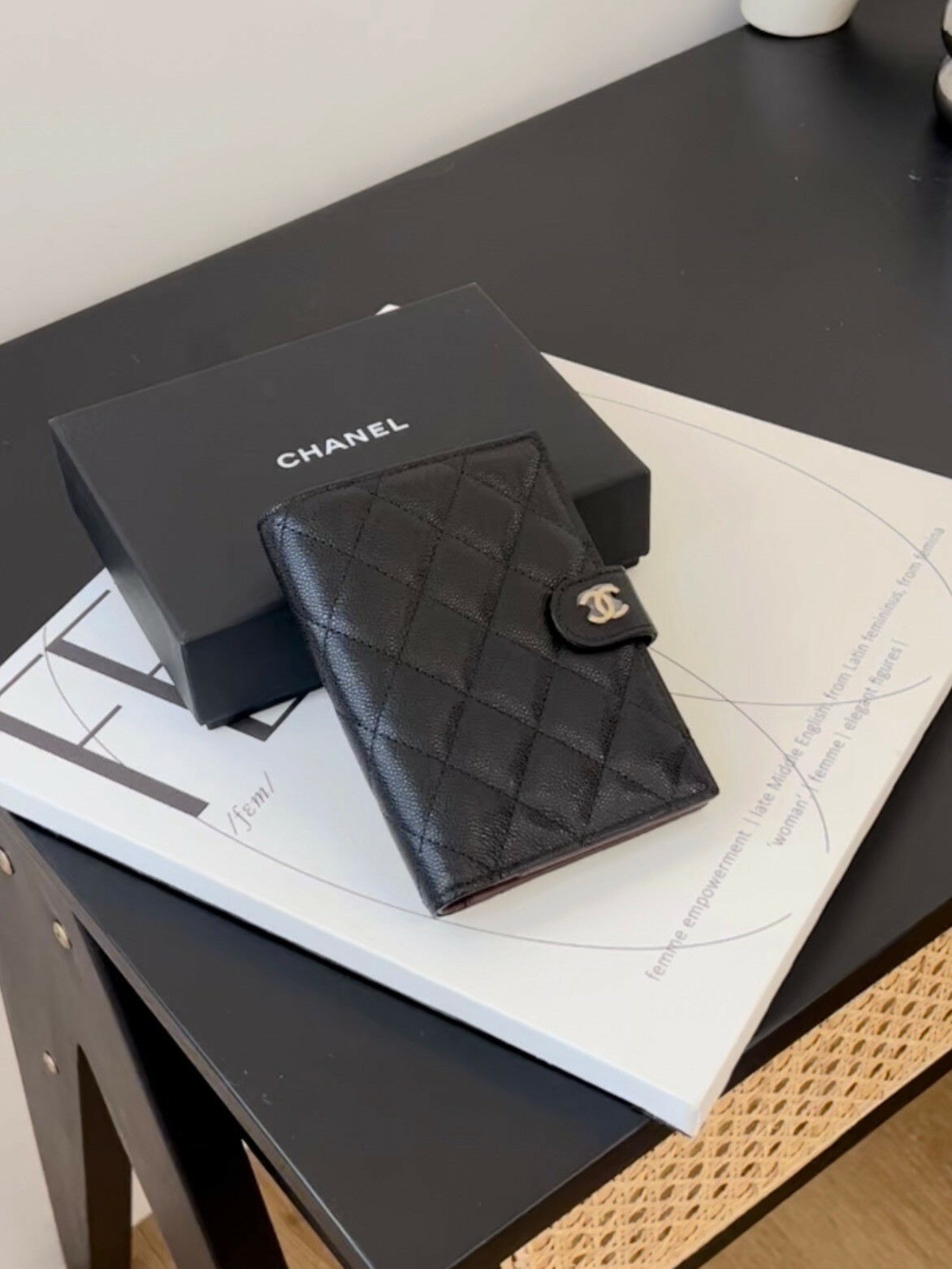 CHANEL｜荔枝牛皮護照夾 黑金