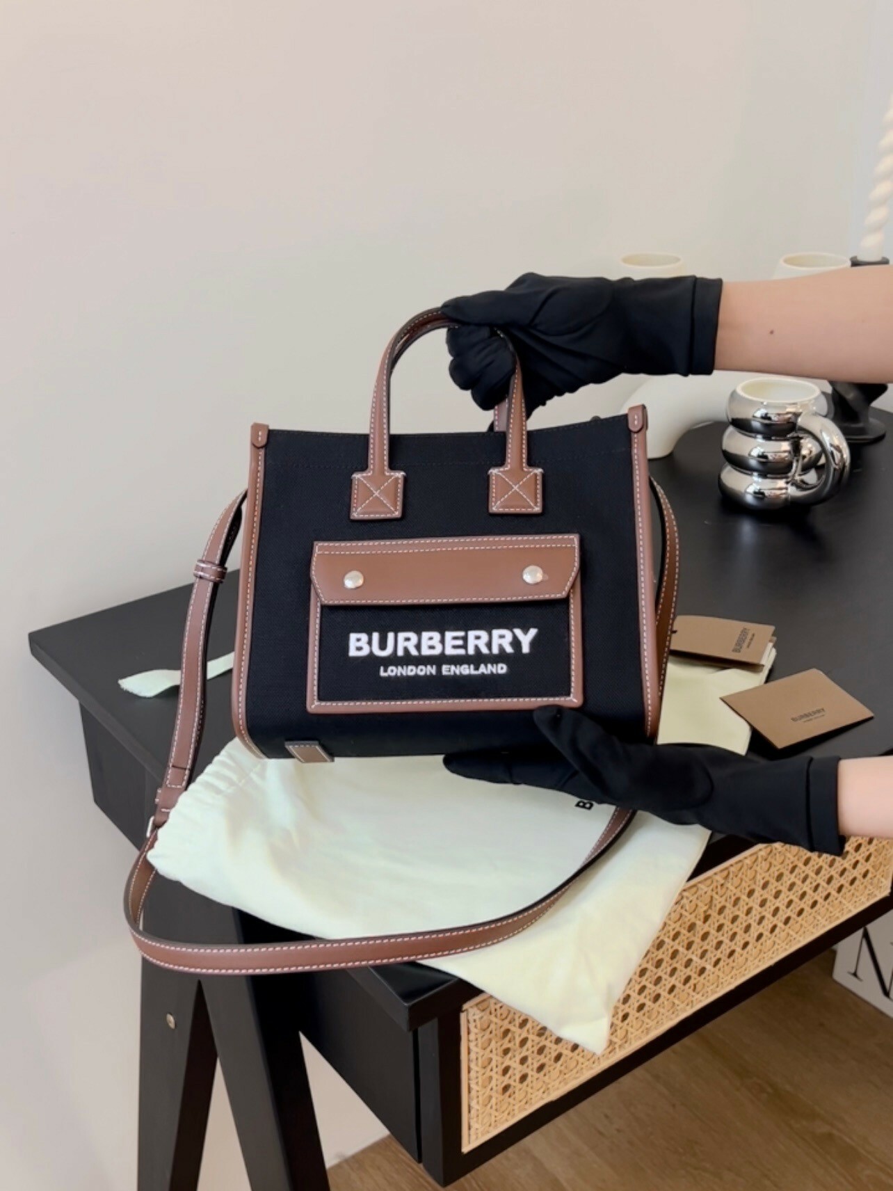 BURBERRY｜FREYA 芙雷雅迷你托特包 黑棕色