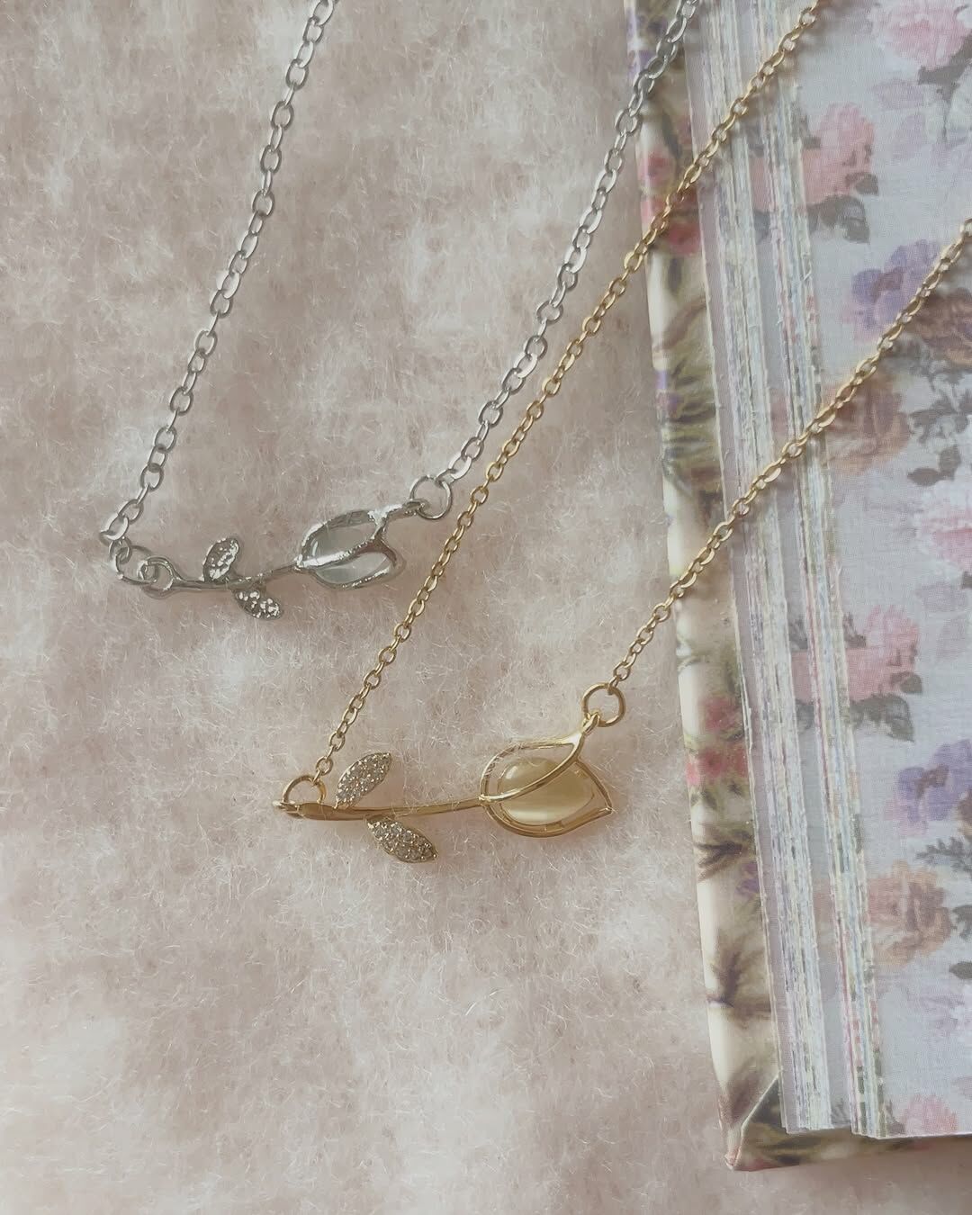 之前只有銀色的鬱金香 這次廠商出了新色金色💛 好適合冷冷的冬天 很溫暖亮麗✨ 花朵比銀色大一些些 更顯眼♡  鬱金香有著如皇冠的花蕾🌷 永遠站的筆直的花莖 擁有美麗曲線的葉片 在古代的歐洲譽為美麗、高雅、純真的女孩 我覺得也像個天真浪漫、自信發光的女孩✨  在人生沮喪黑暗 失去自我的時期 我常常想起曾經的我是多麼驕傲、自信跟天真 在內心哭著 好想念以前的我 現在決定無論人生有多少難題 我都要保有那個純潔的驕傲 於是在我看到鬱金香的意涵 我毫不猶豫選擇它👼🏻 期許每個女孩不管什麼時期 都還是能做那個天真又閃閃發光的自己💖  在韓國🇰🇷也很流行送鬱金香告白 花語為永遠的愛、永恆的祝福 ✦ 白色鬱金香的項鍊更象徵為純潔的愛 ✦ 金色鬱金香耳環則為高貴、渴望愛情 ✦ 銀色(灰色)鬱金香為珍貴