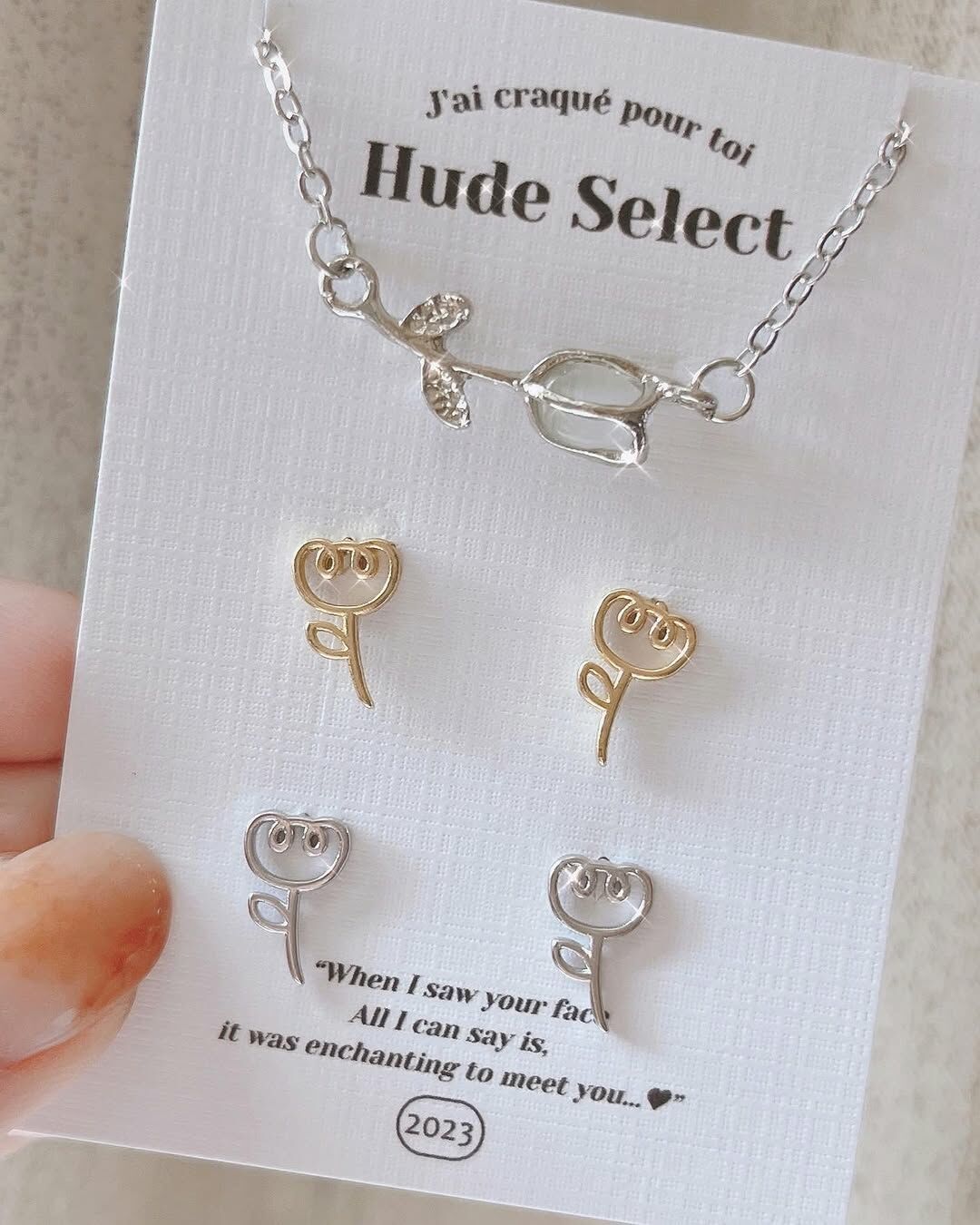 之前只有銀色的鬱金香 這次廠商出了新色金色💛 好適合冷冷的冬天 很溫暖亮麗✨ 花朵比銀色大一些些 更顯眼♡  鬱金香有著如皇冠的花蕾🌷 永遠站的筆直的花莖 擁有美麗曲線的葉片 在古代的歐洲譽為美麗、高雅、純真的女孩 我覺得也像個天真浪漫、自信發光的女孩✨  在人生沮喪黑暗 失去自我的時期 我常常想起曾經的我是多麼驕傲、自信跟天真 在內心哭著 好想念以前的我 現在決定無論人生有多少難題 我都要保有那個純潔的驕傲 於是在我看到鬱金香的意涵 我毫不猶豫選擇它👼🏻 期許每個女孩不管什麼時期 都還是能做那個天真又閃閃發光的自己💖  在韓國🇰🇷也很流行送鬱金香告白 花語為永遠的愛、永恆的祝福 ✦ 白色鬱金香的項鍊更象徵為純潔的愛 ✦ 金色鬱金香耳環則為高貴、渴望愛情 ✦ 銀色(灰色)鬱金香為珍貴