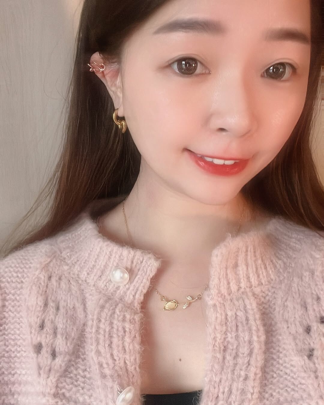 之前只有銀色的鬱金香 這次廠商出了新色金色💛 好適合冷冷的冬天 很溫暖亮麗✨ 花朵比銀色大一些些 更顯眼♡  鬱金香有著如皇冠的花蕾🌷 永遠站的筆直的花莖 擁有美麗曲線的葉片 在古代的歐洲譽為美麗、高雅、純真的女孩 我覺得也像個天真浪漫、自信發光的女孩✨  在人生沮喪黑暗 失去自我的時期 我常常想起曾經的我是多麼驕傲、自信跟天真 在內心哭著 好想念以前的我 現在決定無論人生有多少難題 我都要保有那個純潔的驕傲 於是在我看到鬱金香的意涵 我毫不猶豫選擇它👼🏻 期許每個女孩不管什麼時期 都還是能做那個天真又閃閃發光的自己💖  在韓國🇰🇷也很流行送鬱金香告白 花語為永遠的愛、永恆的祝福 ✦ 白色鬱金香的項鍊更象徵為純潔的愛 ✦ 金色鬱金香耳環則為高貴、渴望愛情 ✦ 銀色(灰色)鬱金香為珍貴