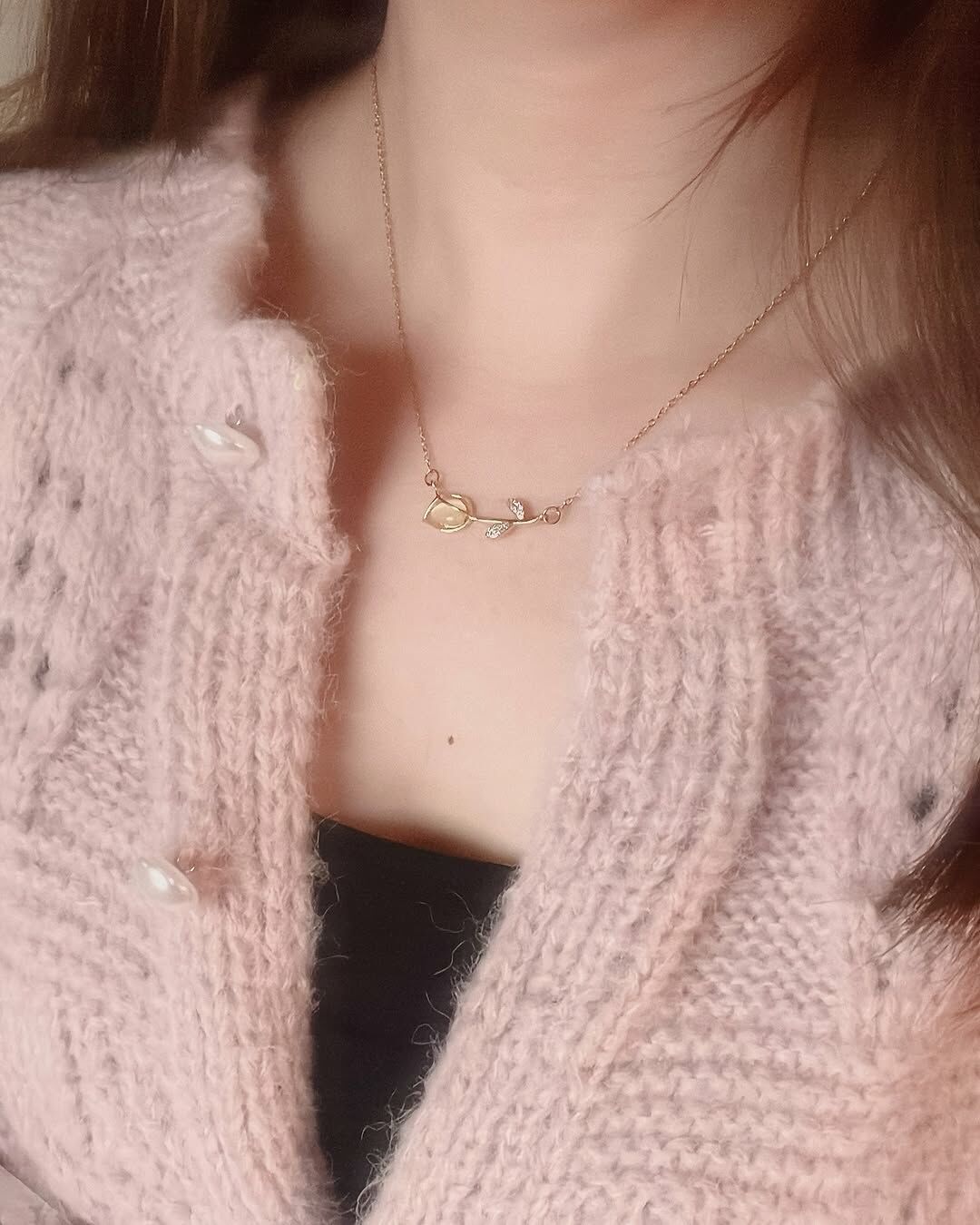 之前只有銀色的鬱金香 這次廠商出了新色金色💛 好適合冷冷的冬天 很溫暖亮麗✨ 花朵比銀色大一些些 更顯眼♡  鬱金香有著如皇冠的花蕾🌷 永遠站的筆直的花莖 擁有美麗曲線的葉片 在古代的歐洲譽為美麗、高雅、純真的女孩 我覺得也像個天真浪漫、自信發光的女孩✨  在人生沮喪黑暗 失去自我的時期 我常常想起曾經的我是多麼驕傲、自信跟天真 在內心哭著 好想念以前的我 現在決定無論人生有多少難題 我都要保有那個純潔的驕傲 於是在我看到鬱金香的意涵 我毫不猶豫選擇它👼🏻 期許每個女孩不管什麼時期 都還是能做那個天真又閃閃發光的自己💖  在韓國🇰🇷也很流行送鬱金香告白 花語為永遠的愛、永恆的祝福 ✦ 白色鬱金香的項鍊更象徵為純潔的愛 ✦ 金色鬱金香耳環則為高貴、渴望愛情 ✦ 銀色(灰色)鬱金香為珍貴