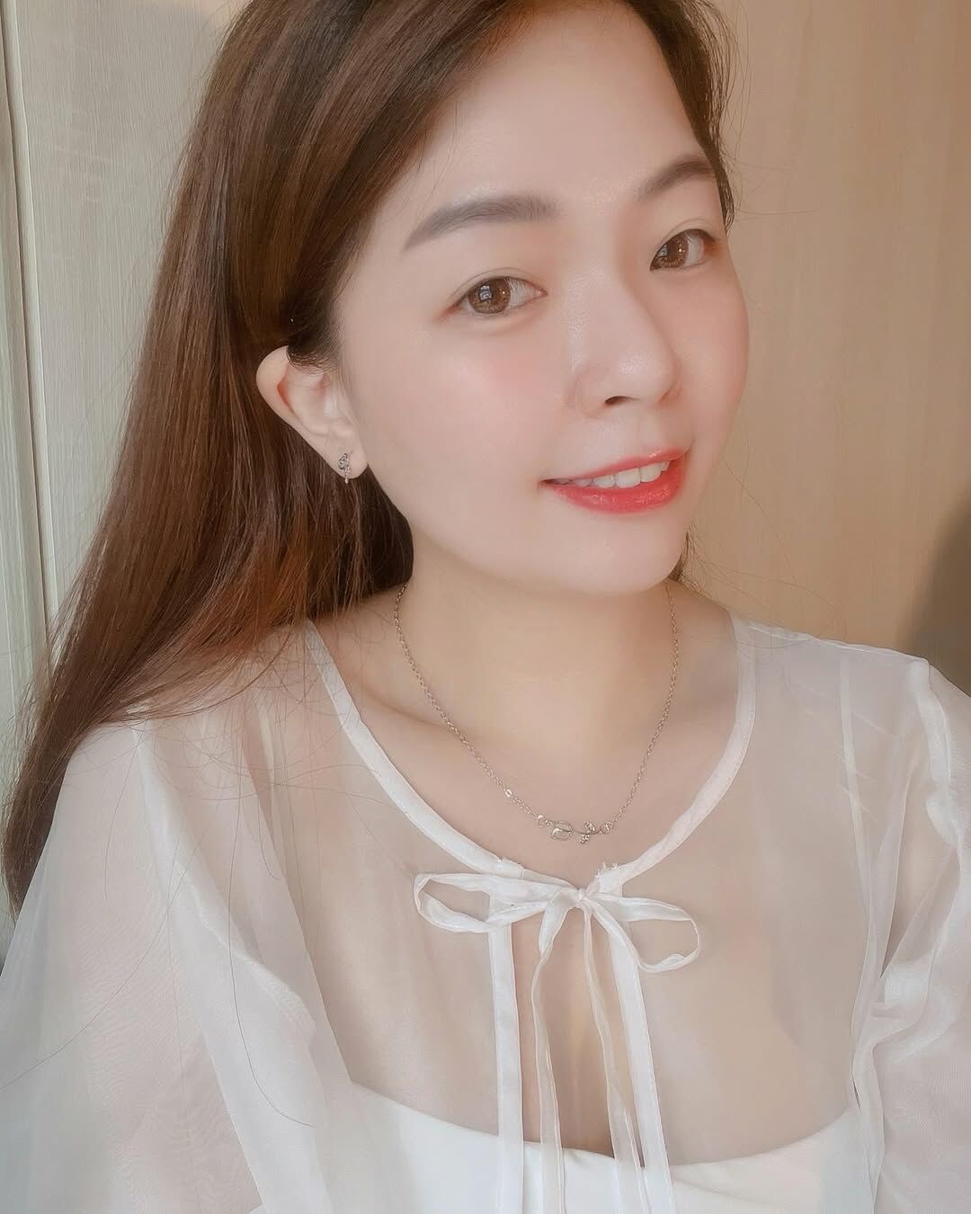 之前只有銀色的鬱金香 這次廠商出了新色金色💛 好適合冷冷的冬天 很溫暖亮麗✨ 花朵比銀色大一些些 更顯眼♡  鬱金香有著如皇冠的花蕾🌷 永遠站的筆直的花莖 擁有美麗曲線的葉片 在古代的歐洲譽為美麗、高雅、純真的女孩 我覺得也像個天真浪漫、自信發光的女孩✨  在人生沮喪黑暗 失去自我的時期 我常常想起曾經的我是多麼驕傲、自信跟天真 在內心哭著 好想念以前的我 現在決定無論人生有多少難題 我都要保有那個純潔的驕傲 於是在我看到鬱金香的意涵 我毫不猶豫選擇它👼🏻 期許每個女孩不管什麼時期 都還是能做那個天真又閃閃發光的自己💖  在韓國🇰🇷也很流行送鬱金香告白 花語為永遠的愛、永恆的祝福 ✦ 白色鬱金香的項鍊更象徵為純潔的愛 ✦ 金色鬱金香耳環則為高貴、渴望愛情 ✦ 銀色(灰色)鬱金香為珍貴