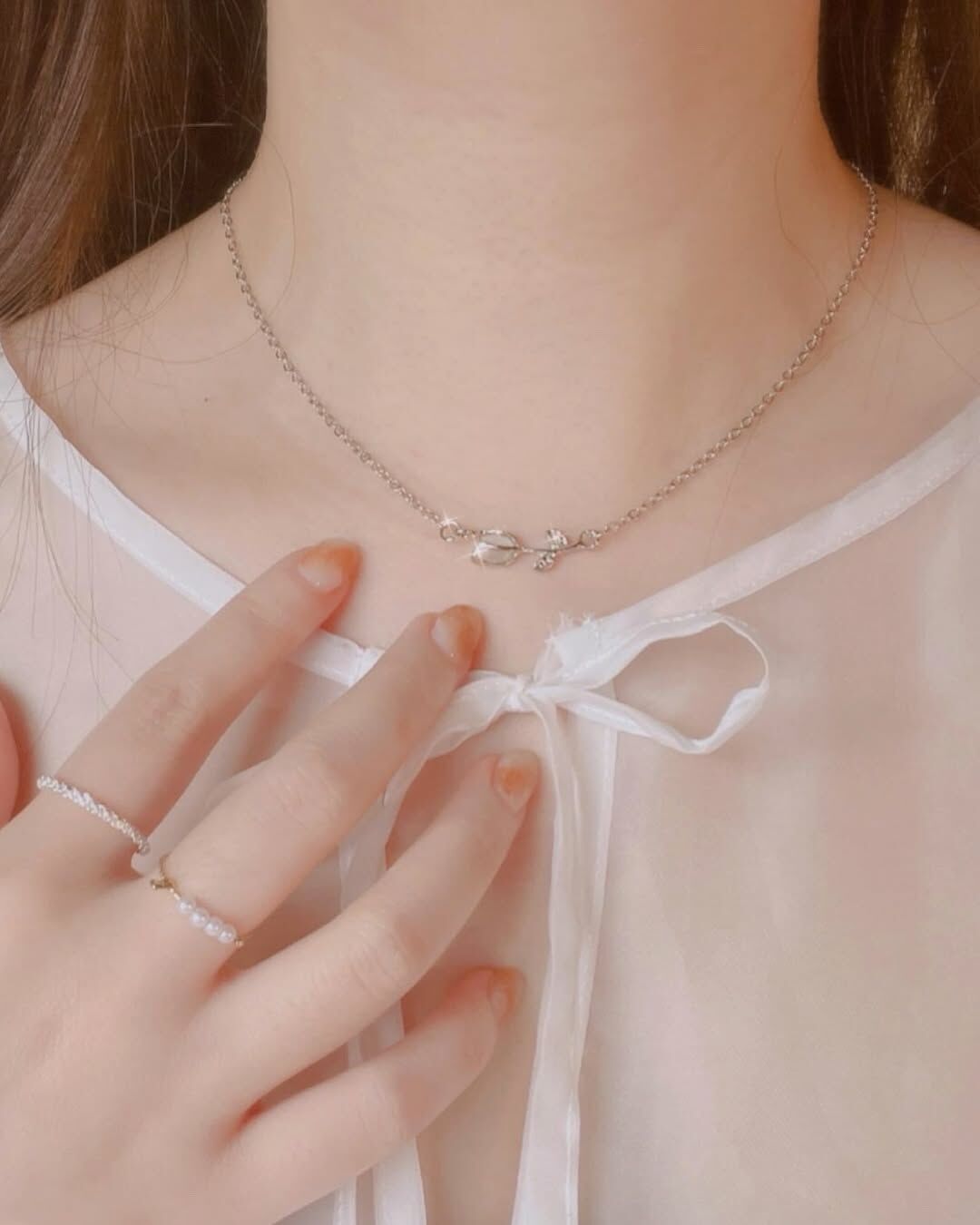 之前只有銀色的鬱金香 這次廠商出了新色金色💛 好適合冷冷的冬天 很溫暖亮麗✨ 花朵比銀色大一些些 更顯眼♡  鬱金香有著如皇冠的花蕾🌷 永遠站的筆直的花莖 擁有美麗曲線的葉片 在古代的歐洲譽為美麗、高雅、純真的女孩 我覺得也像個天真浪漫、自信發光的女孩✨  在人生沮喪黑暗 失去自我的時期 我常常想起曾經的我是多麼驕傲、自信跟天真 在內心哭著 好想念以前的我 現在決定無論人生有多少難題 我都要保有那個純潔的驕傲 於是在我看到鬱金香的意涵 我毫不猶豫選擇它👼🏻 期許每個女孩不管什麼時期 都還是能做那個天真又閃閃發光的自己💖  在韓國🇰🇷也很流行送鬱金香告白 花語為永遠的愛、永恆的祝福 ✦ 白色鬱金香的項鍊更象徵為純潔的愛 ✦ 金色鬱金香耳環則為高貴、渴望愛情 ✦ 銀色(灰色)鬱金香為珍貴