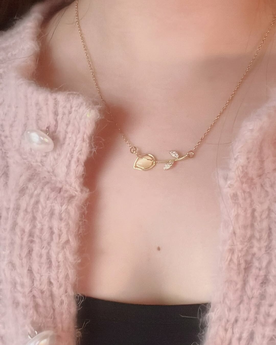 之前只有銀色的鬱金香 這次廠商出了新色金色💛 好適合冷冷的冬天 很溫暖亮麗✨ 花朵比銀色大一些些 更顯眼♡  鬱金香有著如皇冠的花蕾🌷 永遠站的筆直的花莖 擁有美麗曲線的葉片 在古代的歐洲譽為美麗、高雅、純真的女孩 我覺得也像個天真浪漫、自信發光的女孩✨  在人生沮喪黑暗 失去自我的時期 我常常想起曾經的我是多麼驕傲、自信跟天真 在內心哭著 好想念以前的我 現在決定無論人生有多少難題 我都要保有那個純潔的驕傲 於是在我看到鬱金香的意涵 我毫不猶豫選擇它👼🏻 期許每個女孩不管什麼時期 都還是能做那個天真又閃閃發光的自己💖  在韓國🇰🇷也很流行送鬱金香告白 花語為永遠的愛、永恆的祝福 ✦ 白色鬱金香的項鍊更象徵為純潔的愛 ✦ 金色鬱金香耳環則為高貴、渴望愛情 ✦ 銀色(灰色)鬱金香為珍貴