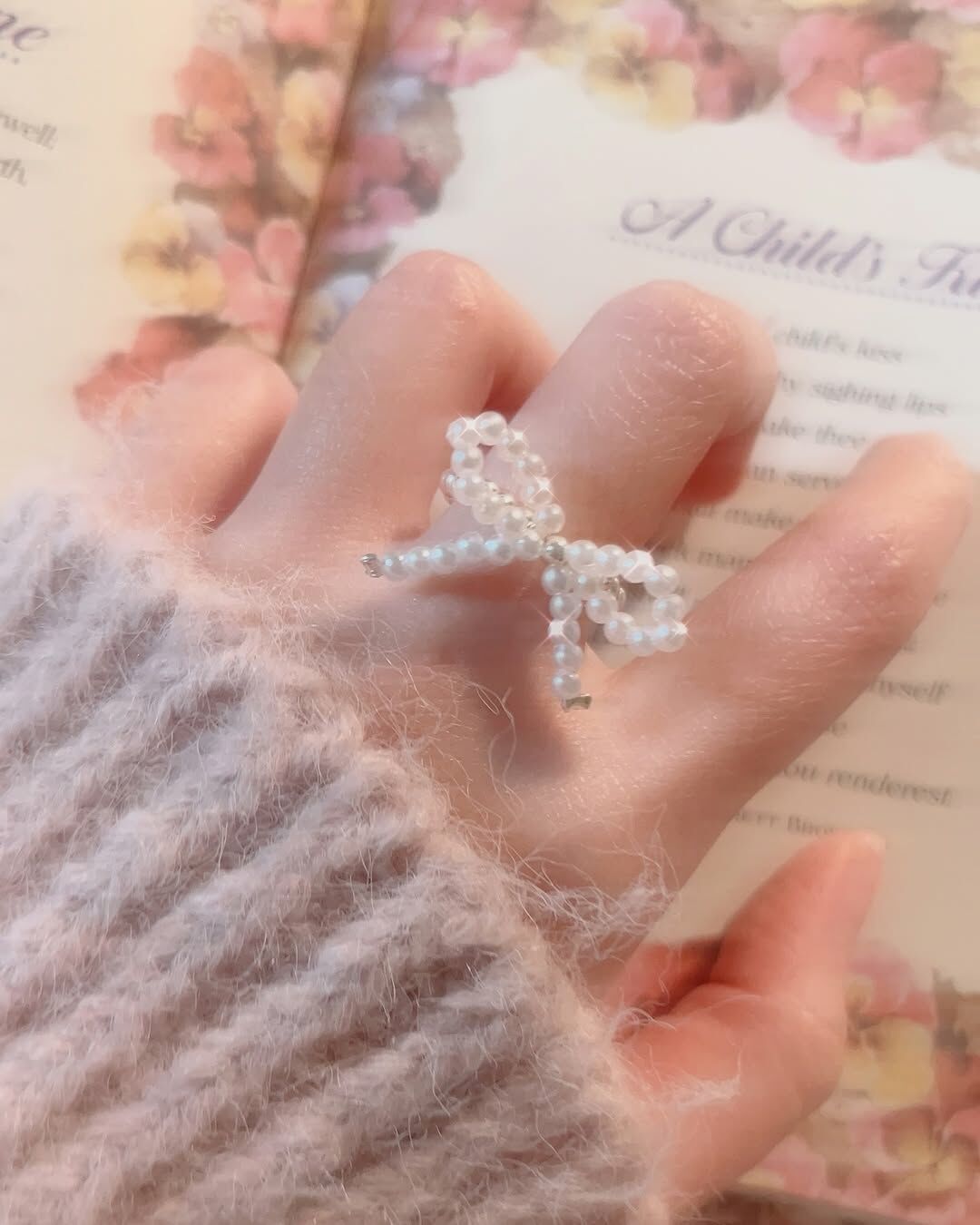 超級可愛的珍珠蝴蝶結戒指🎀 珍珠➕蝴蝶結的組合 就是浪漫跟可愛兼具!! 絕對是今年冬天最俏皮可愛的戒指 年末的聖誕節🎄、尾牙🥂及過年🧧 有了它，你就會是最可愛的✨  而且是彈力繩 不怕挑手指 戴起來質地是柔軟的唷~