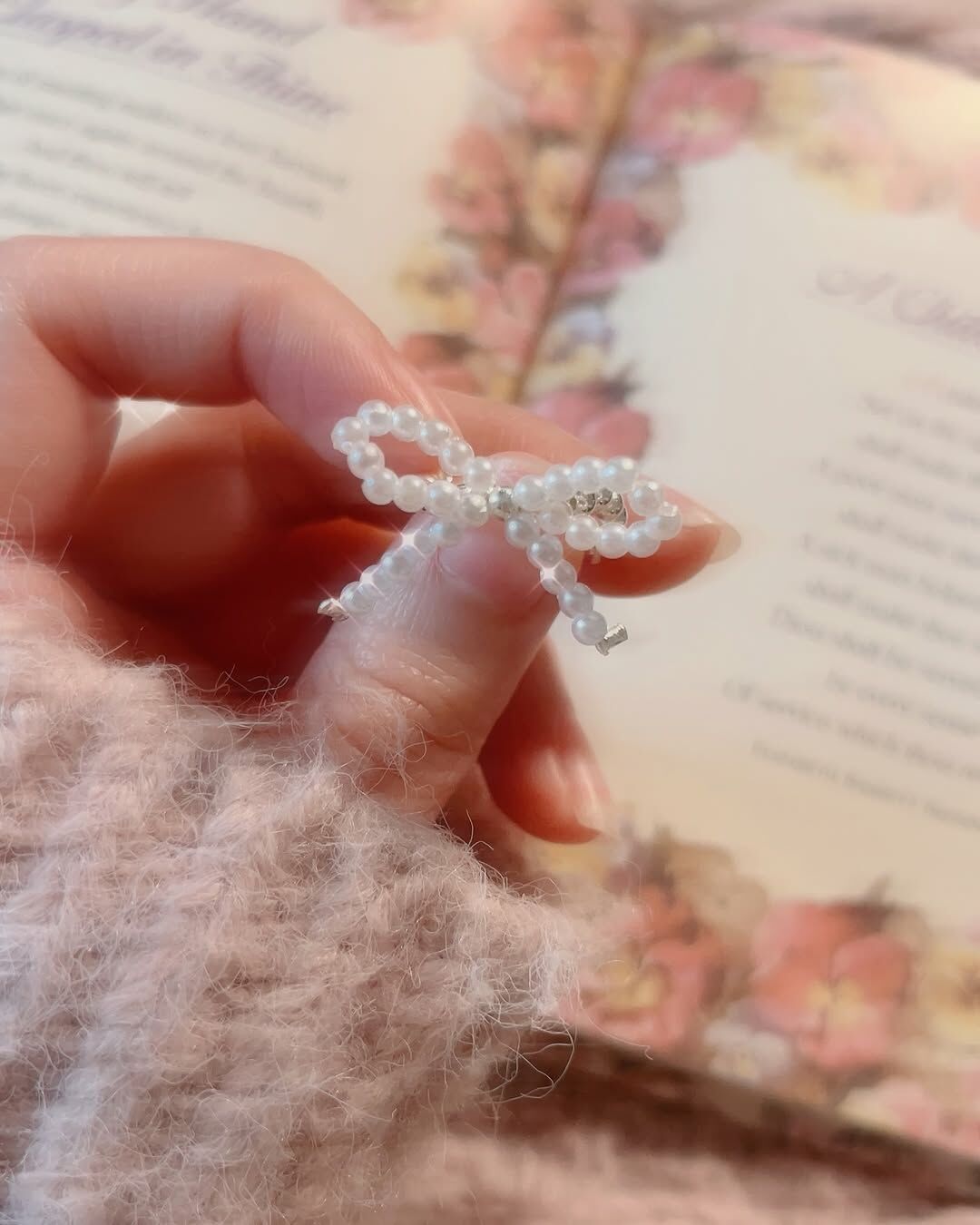 超級可愛的珍珠蝴蝶結戒指🎀 珍珠➕蝴蝶結的組合 就是浪漫跟可愛兼具!! 絕對是今年冬天最俏皮可愛的戒指 年末的聖誕節🎄、尾牙🥂及過年🧧 有了它，你就會是最可愛的✨  而且是彈力繩 不怕挑手指 戴起來質地是柔軟的唷~