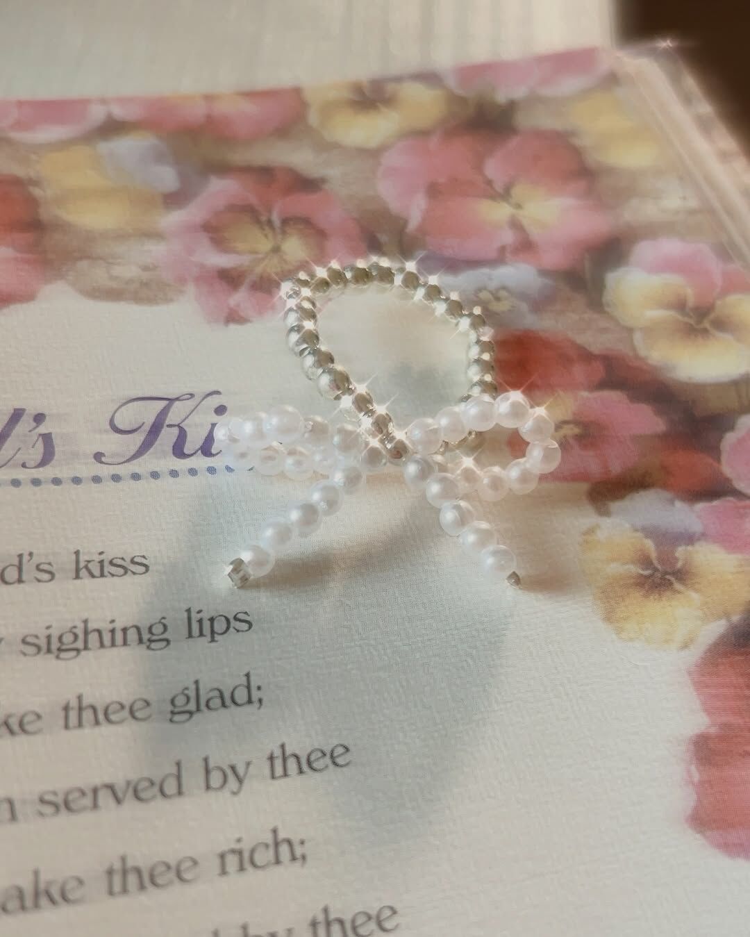 超級可愛的珍珠蝴蝶結戒指🎀 珍珠➕蝴蝶結的組合 就是浪漫跟可愛兼具!! 絕對是今年冬天最俏皮可愛的戒指 年末的聖誕節🎄、尾牙🥂及過年🧧 有了它，你就會是最可愛的✨  而且是彈力繩 不怕挑手指 戴起來質地是柔軟的唷~