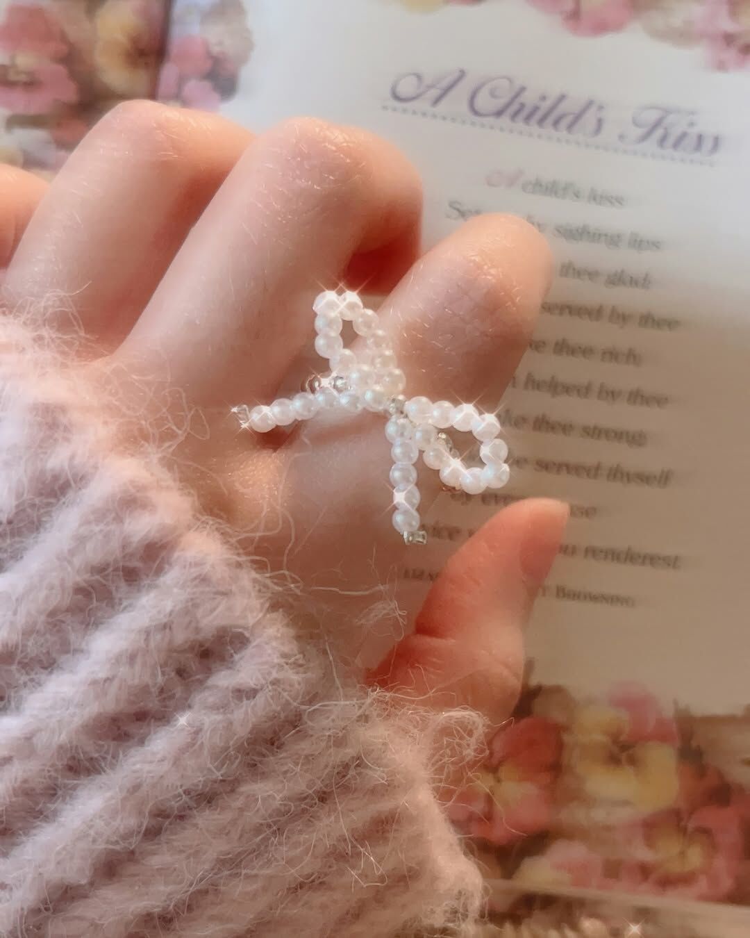 超級可愛的珍珠蝴蝶結戒指🎀 珍珠➕蝴蝶結的組合 就是浪漫跟可愛兼具!! 絕對是今年冬天最俏皮可愛的戒指 年末的聖誕節🎄、尾牙🥂及過年🧧 有了它，你就會是最可愛的✨  而且是彈力繩 不怕挑手指 戴起來質地是柔軟的唷~