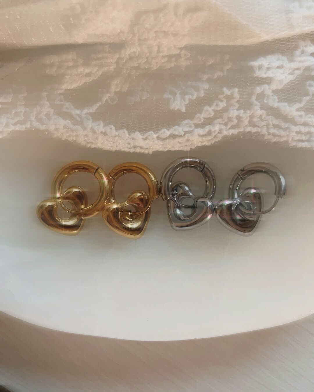 蓬蓬愛心非常討人喜歡 人見人愛 一看到就一眼心動💓  愛心中間是空心設計 配上耳扣 多了一點成熟 就不用擔心太可愛 是可愛女人的感覺(⁎⁍̴̛ᴗ⁍̴̛⁎)👠✨  另一個亮點是 這款有2 way戴法唷🌟 蓬蓬愛心是可以拆掉的 上班上課、或是想要低調的場合時 就可以單戴素圈 變成高雅氣質🕊️ 洗澡睡覺也不用拆，不過敏也不褪色🛁