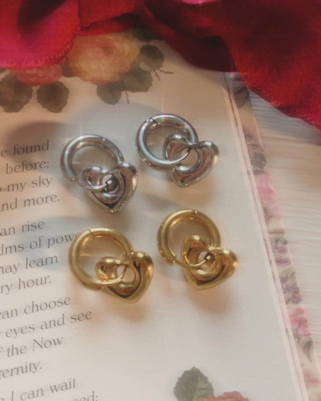 蓬蓬愛心非常討人喜歡 人見人愛 一看到就一眼心動💓  愛心中間是空心設計 配上耳扣 多了一點成熟 就不用擔心太可愛 是可愛女人的感覺(⁎⁍̴̛ᴗ⁍̴̛⁎)👠✨  另一個亮點是 這款有2 way戴法唷🌟 蓬蓬愛心是可以拆掉的 上班上課、或是想要低調的場合時 就可以單戴素圈 變成高雅氣質🕊️ 洗澡睡覺也不用拆，不過敏也不褪色🛁