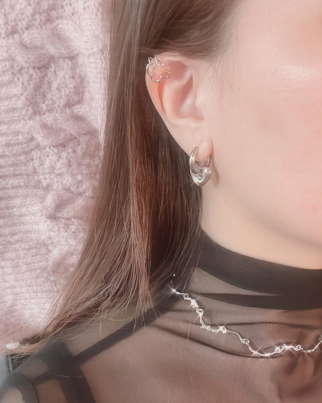 蓬蓬愛心非常討人喜歡 人見人愛 一看到就一眼心動💓  愛心中間是空心設計 配上耳扣 多了一點成熟 就不用擔心太可愛 是可愛女人的感覺(⁎⁍̴̛ᴗ⁍̴̛⁎)👠✨  另一個亮點是 這款有2 way戴法唷🌟 蓬蓬愛心是可以拆掉的 上班上課、或是想要低調的場合時 就可以單戴素圈 變成高雅氣質🕊️ 洗澡睡覺也不用拆，不過敏也不褪色🛁