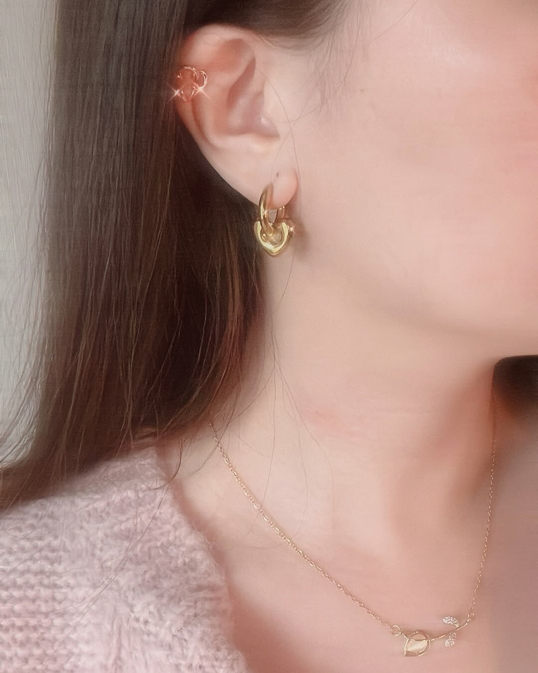 蓬蓬愛心非常討人喜歡 人見人愛 一看到就一眼心動💓  愛心中間是空心設計 配上耳扣 多了一點成熟 就不用擔心太可愛 是可愛女人的感覺(⁎⁍̴̛ᴗ⁍̴̛⁎)👠✨  另一個亮點是 這款有2 way戴法唷🌟 蓬蓬愛心是可以拆掉的 上班上課、或是想要低調的場合時 就可以單戴素圈 變成高雅氣質🕊️ 洗澡睡覺也不用拆，不過敏也不褪色🛁