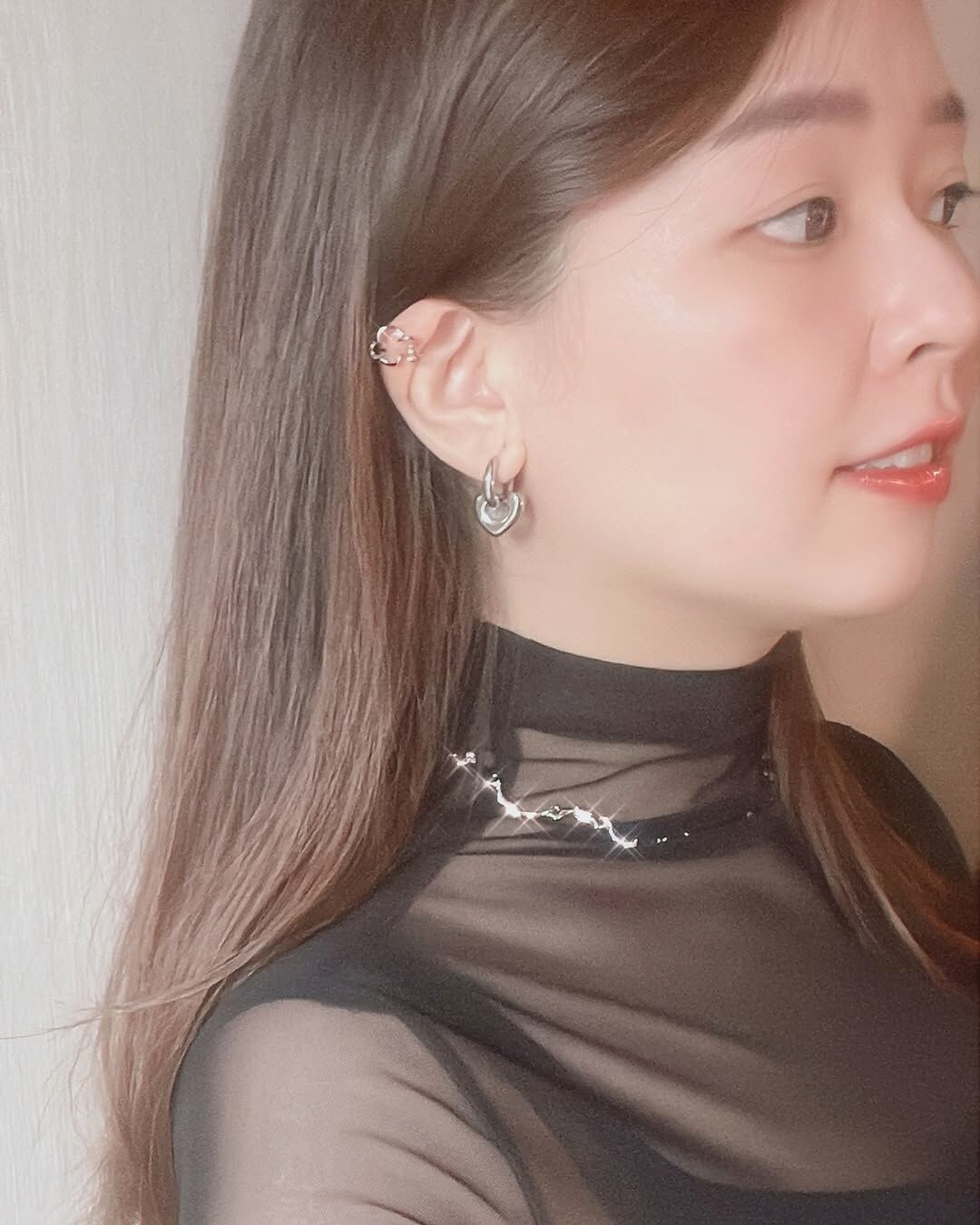 蓬蓬愛心非常討人喜歡 人見人愛 一看到就一眼心動💓  愛心中間是空心設計 配上耳扣 多了一點成熟 就不用擔心太可愛 是可愛女人的感覺(⁎⁍̴̛ᴗ⁍̴̛⁎)👠✨  另一個亮點是 這款有2 way戴法唷🌟 蓬蓬愛心是可以拆掉的 上班上課、或是想要低調的場合時 就可以單戴素圈 變成高雅氣質🕊️ 洗澡睡覺也不用拆，不過敏也不褪色🛁