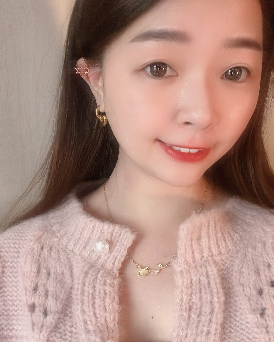 蓬蓬愛心非常討人喜歡 人見人愛 一看到就一眼心動💓  愛心中間是空心設計 配上耳扣 多了一點成熟 就不用擔心太可愛 是可愛女人的感覺(⁎⁍̴̛ᴗ⁍̴̛⁎)👠✨  另一個亮點是 這款有2 way戴法唷🌟 蓬蓬愛心是可以拆掉的 上班上課、或是想要低調的場合時 就可以單戴素圈 變成高雅氣質🕊️ 洗澡睡覺也不用拆，不過敏也不褪色🛁
