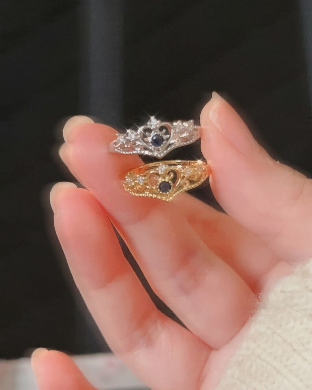難得看到醫療鋼材質有做這麼復古華麗的設計✨ 一看到馬上就收下這款💕 像是歐洲公主的皇冠👑 雕花的設計很精緻 鑲上小鑽更加別緻💎 最中間深藍色的鑽 讓整體多了沈穩感 是有氣勢、獨立自主的公主👸🏼 不是有公主病的公主❌😆 ⭐️戒圍可調整,但最小戒圍內直徑為𝟣.𝟩㎝,手指細者不適合唷♡