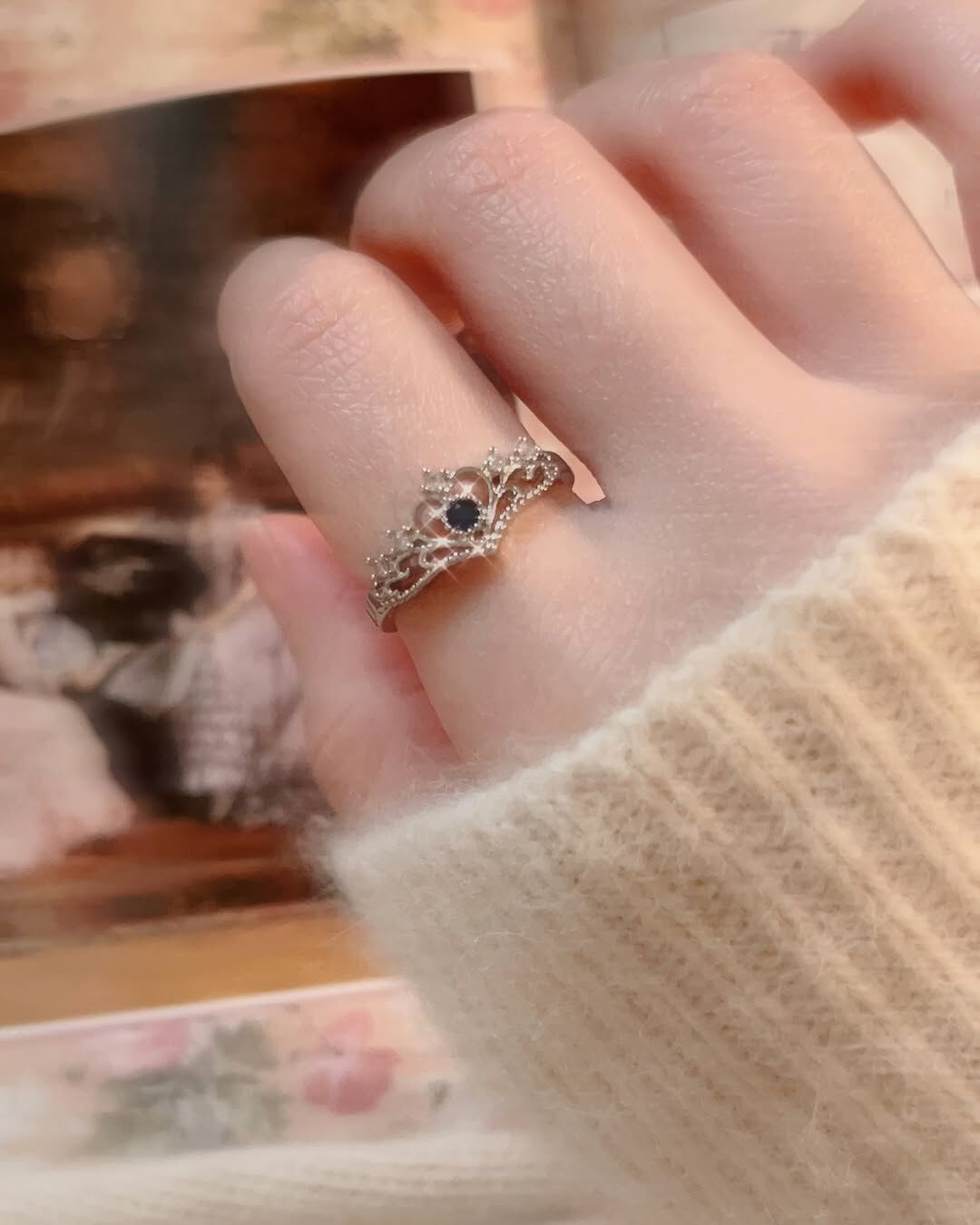 難得看到醫療鋼材質有做這麼復古華麗的設計✨ 一看到馬上就收下這款💕 像是歐洲公主的皇冠👑 雕花的設計很精緻 鑲上小鑽更加別緻💎 最中間深藍色的鑽 讓整體多了沈穩感 是有氣勢、獨立自主的公主👸🏼 不是有公主病的公主❌😆 ⭐️戒圍可調整,但最小戒圍內直徑為𝟣.𝟩㎝,手指細者不適合唷♡難得看到醫療鋼材質有做這麼復古華麗的設計✨ 一看到馬上就收下這款💕 像是歐洲公主的皇冠👑 雕花的設計很精緻 鑲上小鑽更加別緻💎 最中間深藍色的鑽 讓整體多了沈穩感 是有氣勢、獨立自主的公主👸🏼 不是有公主病的公主❌😆 ⭐️戒圍可調整,但最小戒圍內直徑為𝟣.𝟩㎝,手指細者不適合唷♡