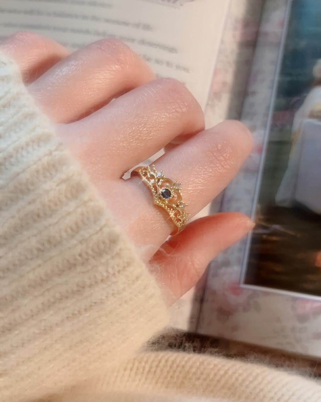 難得看到醫療鋼材質有做這麼復古華麗的設計✨ 一看到馬上就收下這款💕 像是歐洲公主的皇冠👑 雕花的設計很精緻 鑲上小鑽更加別緻💎 最中間深藍色的鑽 讓整體多了沈穩感 是有氣勢、獨立自主的公主👸🏼 不是有公主病的公主❌😆 ⭐️戒圍可調整,但最小戒圍內直徑為𝟣.𝟩㎝,手指細者不適合唷♡