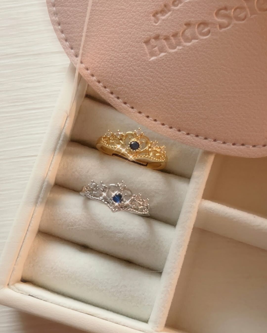 難得看到醫療鋼材質有做這麼復古華麗的設計✨ 一看到馬上就收下這款💕 像是歐洲公主的皇冠👑 雕花的設計很精緻 鑲上小鑽更加別緻💎 最中間深藍色的鑽 讓整體多了沈穩感 是有氣勢、獨立自主的公主👸🏼 不是有公主病的公主❌😆 ⭐️戒圍可調整,但最小戒圍內直徑為𝟣.𝟩㎝,手指細者不適合唷♡