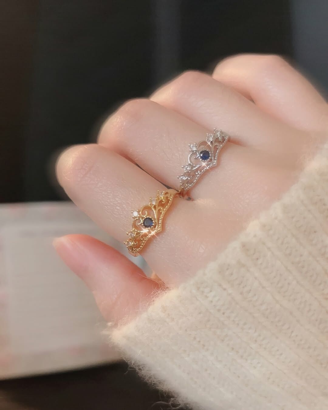 難得看到醫療鋼材質有做這麼復古華麗的設計✨ 一看到馬上就收下這款💕 像是歐洲公主的皇冠👑 雕花的設計很精緻 鑲上小鑽更加別緻💎 最中間深藍色的鑽 讓整體多了沈穩感 是有氣勢、獨立自主的公主👸🏼 不是有公主病的公主❌😆 ⭐️戒圍可調整,但最小戒圍內直徑為𝟣.𝟩㎝,手指細者不適合唷♡