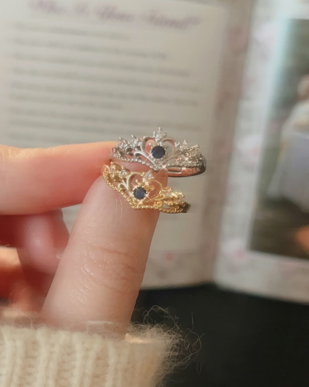 難得看到醫療鋼材質有做這麼復古華麗的設計✨ 一看到馬上就收下這款💕 像是歐洲公主的皇冠👑 雕花的設計很精緻 鑲上小鑽更加別緻💎 最中間深藍色的鑽 讓整體多了沈穩感 是有氣勢、獨立自主的公主👸🏼 不是有公主病的公主❌😆 ⭐️戒圍可調整,但最小戒圍內直徑為𝟣.𝟩㎝,手指細者不適合唷♡