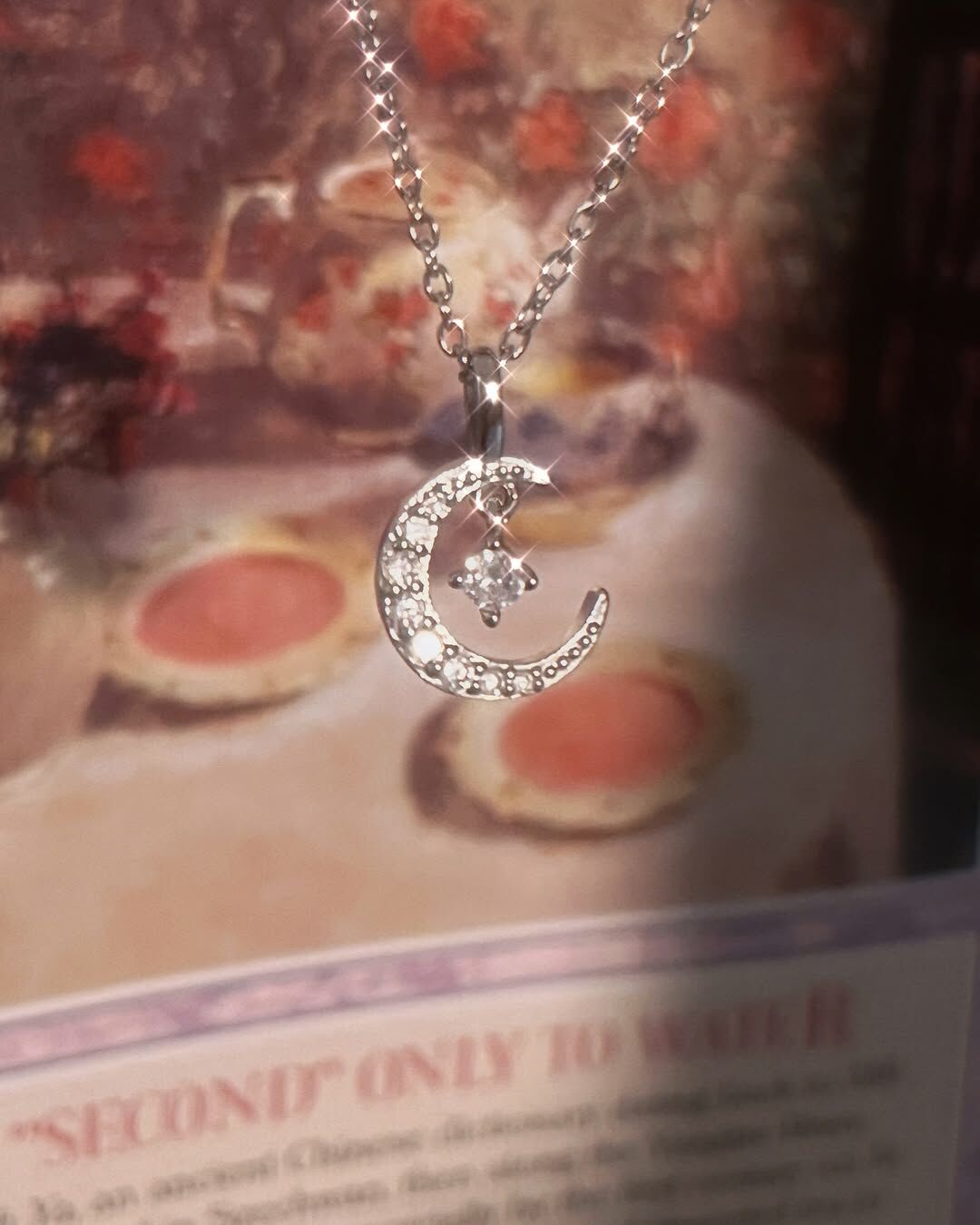 溫柔又神秘的月亮🌙 從地球看得到它，距離似近似遠 像是一直在守護著我們🤲🏻  這款月亮中間明亮閃爍的星 就是每一個我們 在某個一直守護著你的月亮心中 無論他在你身邊 還是天上🌝 你就總是這麼耀眼✨  想他的時候 抬頭看 他一直都在💗🛋️☁️💫