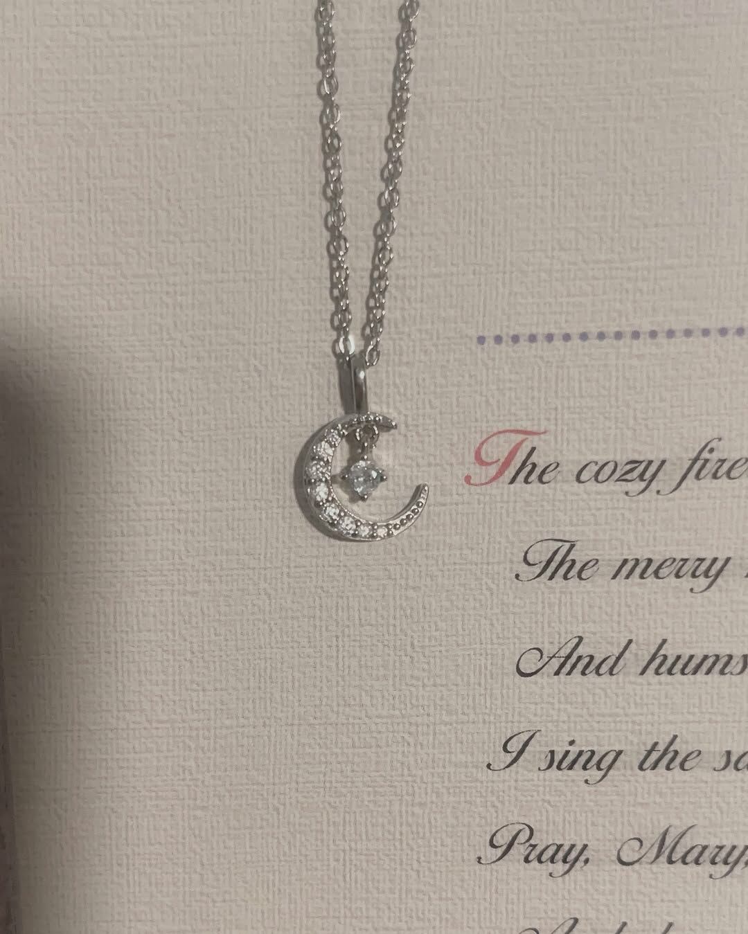 溫柔又神秘的月亮🌙 從地球看得到它，距離似近似遠 像是一直在守護著我們🤲🏻  這款月亮中間明亮閃爍的星 就是每一個我們 在某個一直守護著你的月亮心中 無論他在你身邊 還是天上🌝 你就總是這麼耀眼✨  想他的時候 抬頭看 他一直都在💗🛋️☁️💫