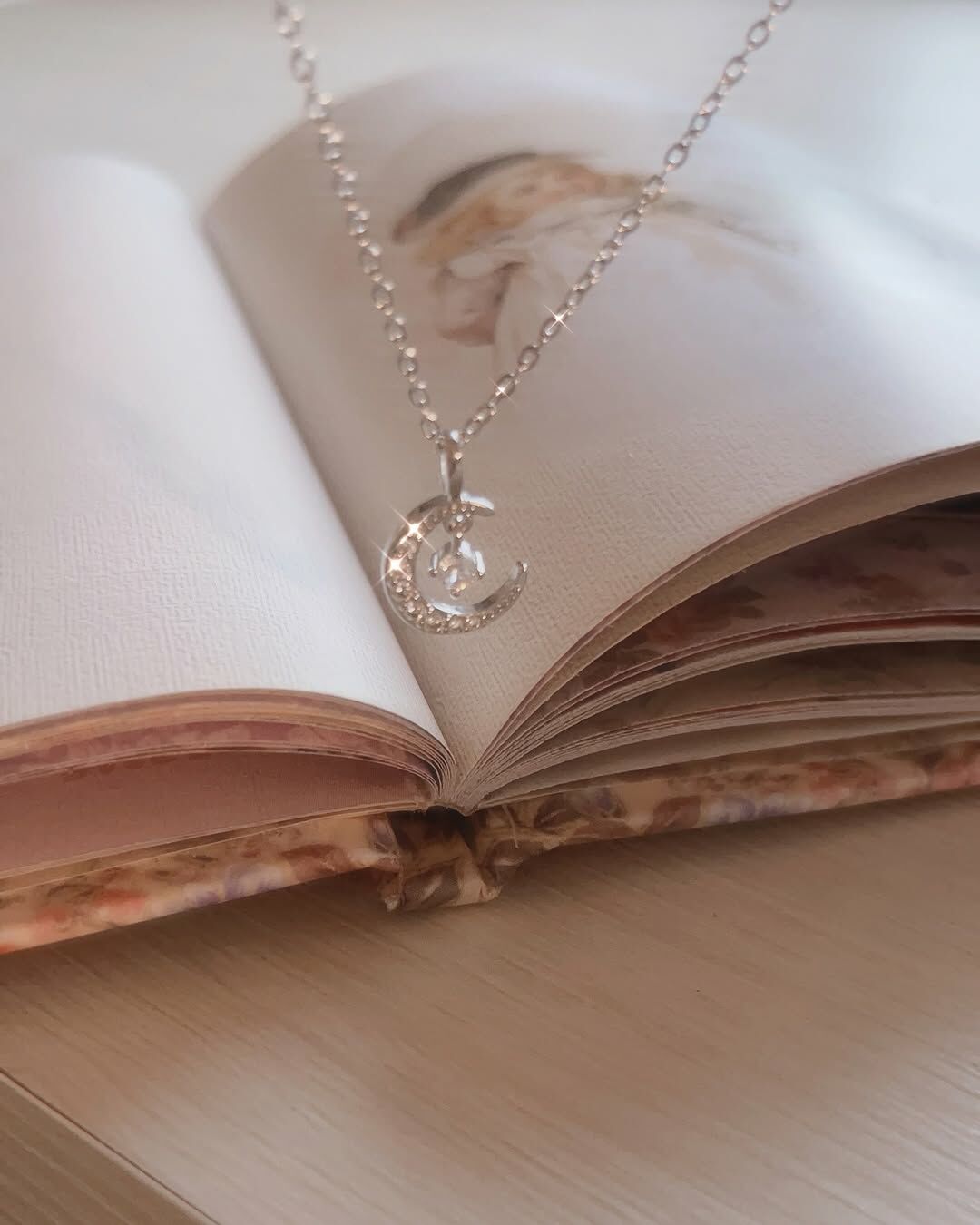 溫柔又神秘的月亮🌙 從地球看得到它，距離似近似遠 像是一直在守護著我們🤲🏻  這款月亮中間明亮閃爍的星 就是每一個我們 在某個一直守護著你的月亮心中 無論他在你身邊 還是天上🌝 你就總是這麼耀眼✨  想他的時候 抬頭看 他一直都在💗🛋️☁️💫