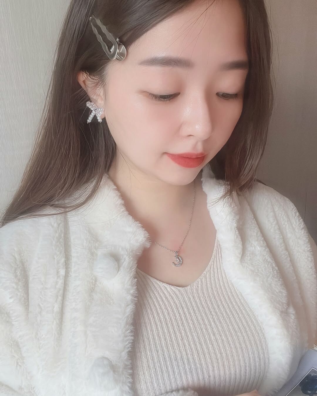 溫柔又神秘的月亮🌙 從地球看得到它，距離似近似遠 像是一直在守護著我們🤲🏻  這款月亮中間明亮閃爍的星 就是每一個我們 在某個一直守護著你的月亮心中 無論他在你身邊 還是天上🌝 你就總是這麼耀眼✨  想他的時候 抬頭看 他一直都在💗🛋️☁️💫