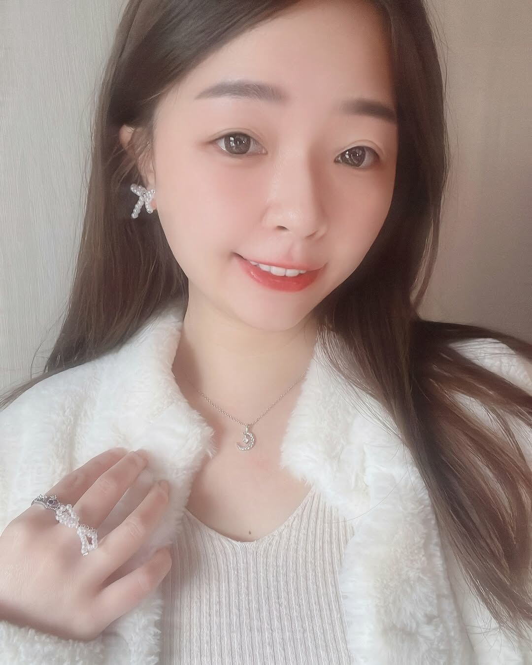 溫柔又神秘的月亮🌙 從地球看得到它，距離似近似遠 像是一直在守護著我們🤲🏻  這款月亮中間明亮閃爍的星 就是每一個我們 在某個一直守護著你的月亮心中 無論他在你身邊 還是天上🌝 你就總是這麼耀眼✨  想他的時候 抬頭看 他一直都在💗🛋️☁️💫