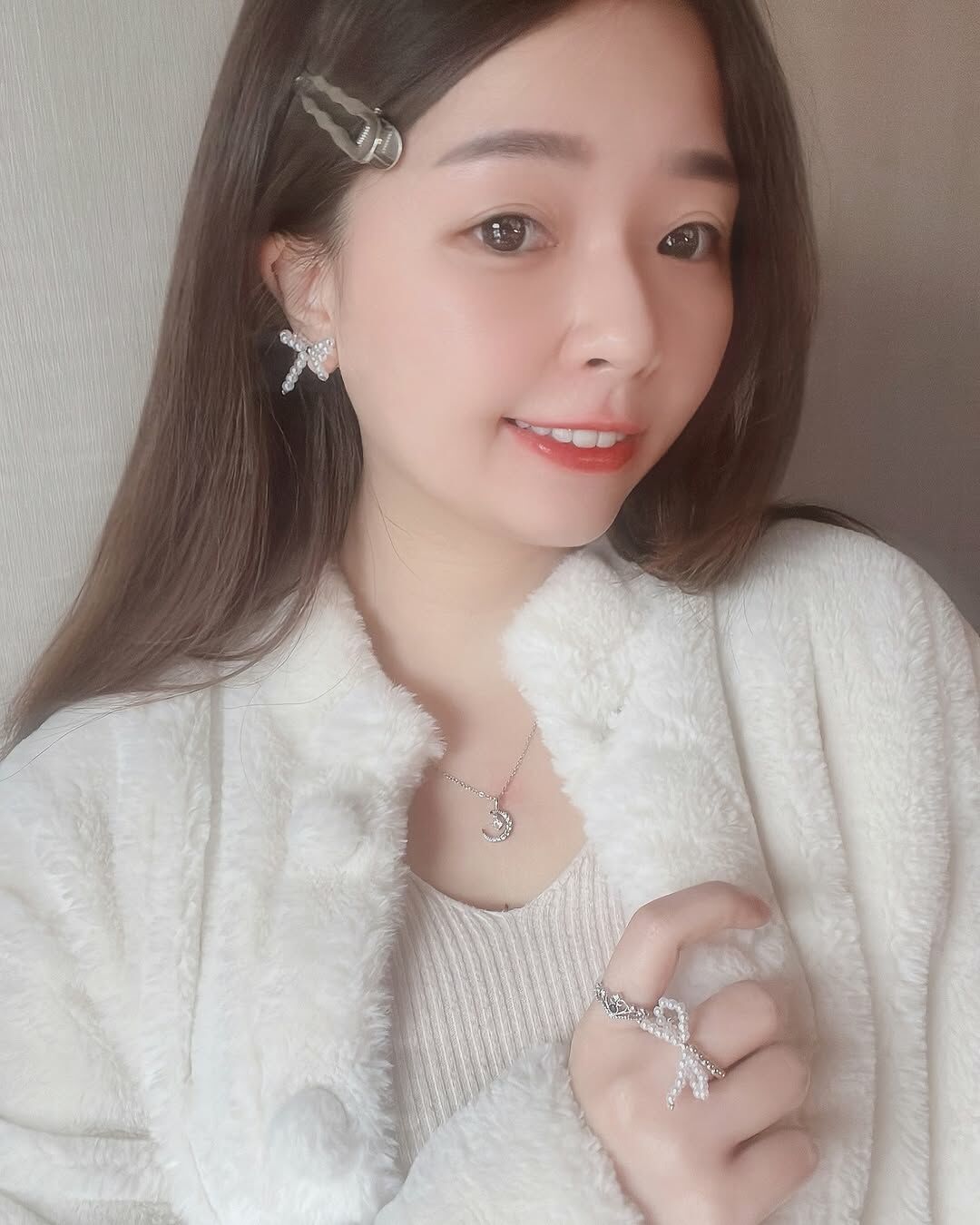 溫柔又神秘的月亮🌙 從地球看得到它，距離似近似遠 像是一直在守護著我們🤲🏻  這款月亮中間明亮閃爍的星 就是每一個我們 在某個一直守護著你的月亮心中 無論他在你身邊 還是天上🌝 你就總是這麼耀眼✨  想他的時候 抬頭看 他一直都在💗🛋️☁️💫