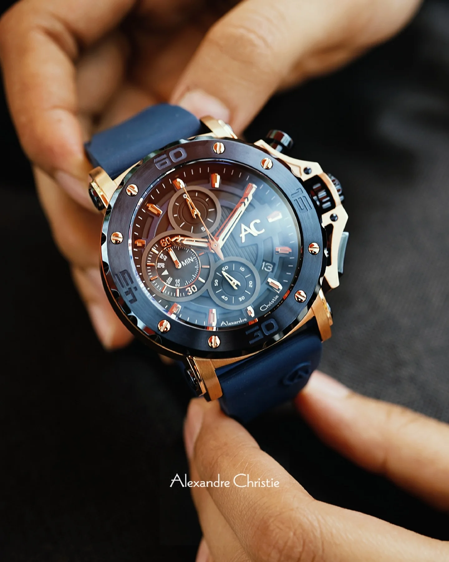 萬年鐘錶 - Alexandre Christie  9205MC系列  閃耀藍三眼計時橡膠錶帶男錶  9205MCLBRBA  錶徑47MM