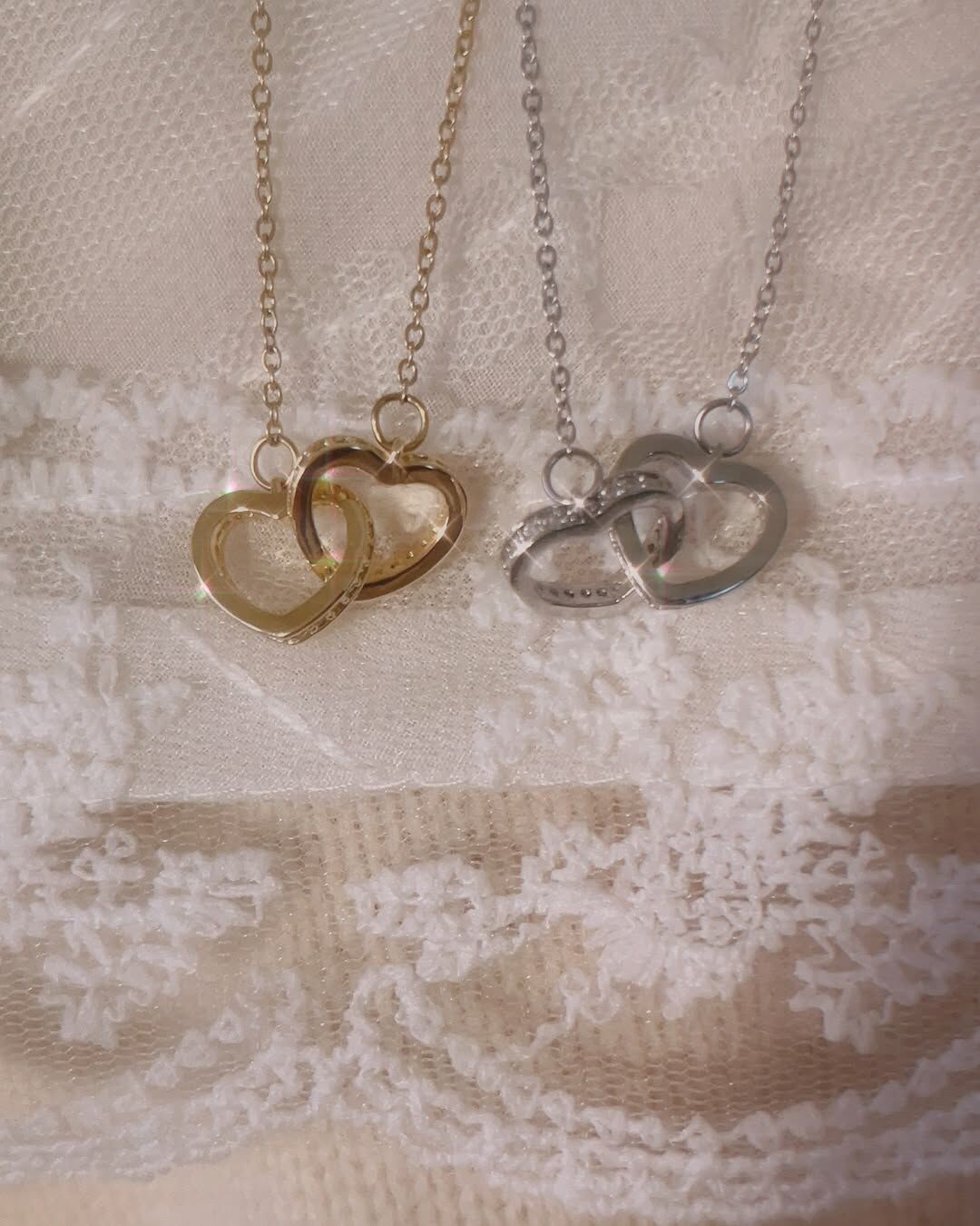 你是小偷嗎?你偷走我的心了❤️🫶🏻 兩顆心扣在一起好浪漫 而且愛心還是鑽框的 象徵珍貴的心💕 兩顆愛心是固定位置的 就不擔心戴久了位置跑掉🥨 目前有聖誕限定禮盒包裝🎄 誰偷走了你的心? 趕緊送給最親愛的他/她吧🤎😚