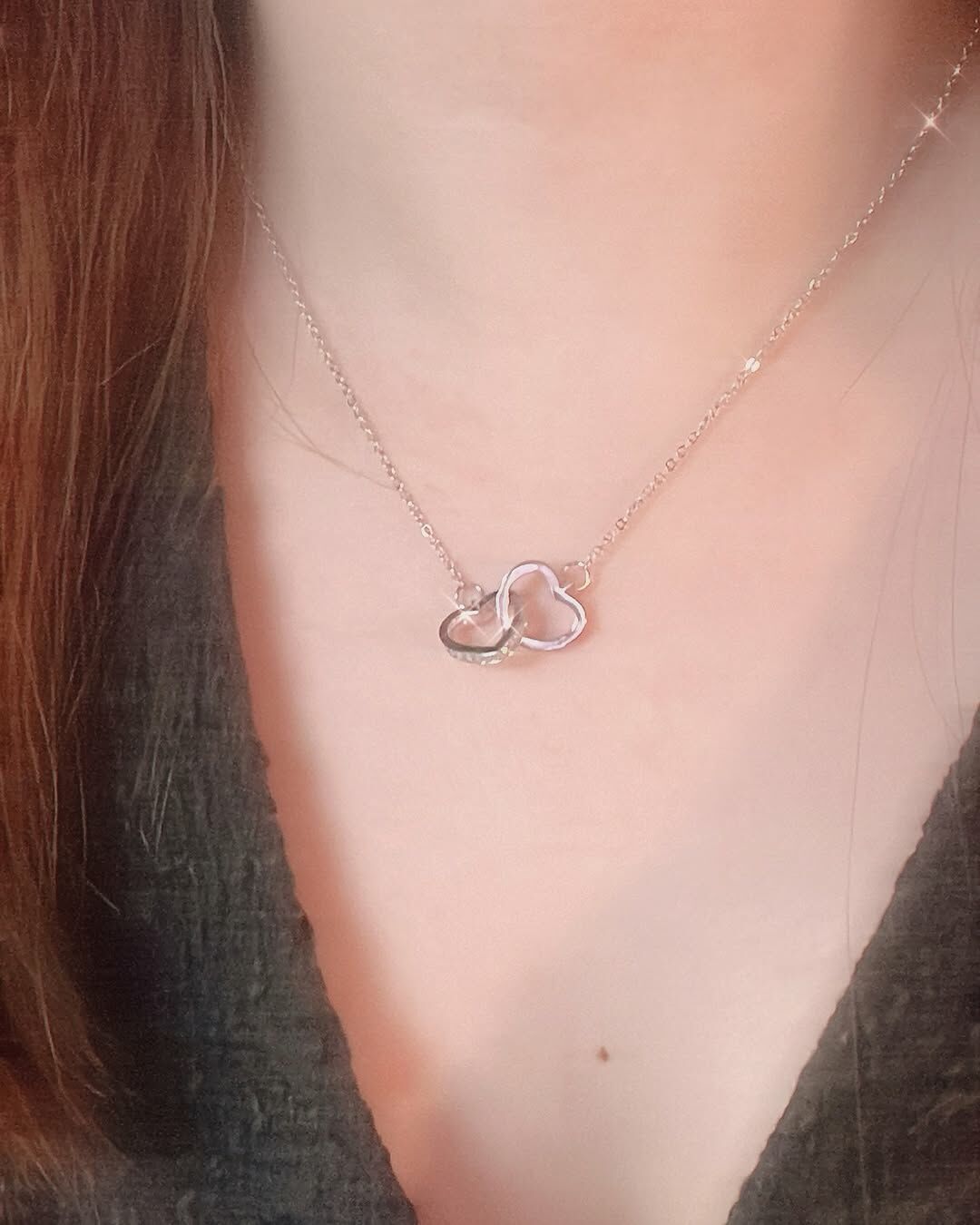 你是小偷嗎?你偷走我的心了❤️🫶🏻 兩顆心扣在一起好浪漫 而且愛心還是鑽框的 象徵珍貴的心💕 兩顆愛心是固定位置的 就不擔心戴久了位置跑掉🥨 目前有聖誕限定禮盒包裝🎄 誰偷走了你的心? 趕緊送給最親愛的他/她吧🤎😚