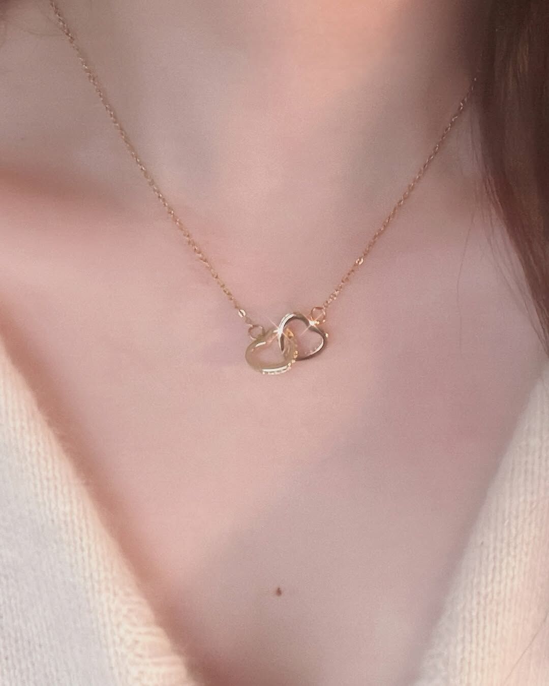 你是小偷嗎?你偷走我的心了❤️🫶🏻 兩顆心扣在一起好浪漫 而且愛心還是鑽框的 象徵珍貴的心💕 兩顆愛心是固定位置的 就不擔心戴久了位置跑掉🥨 目前有聖誕限定禮盒包裝🎄 誰偷走了你的心? 趕緊送給最親愛的他/她吧🤎😚