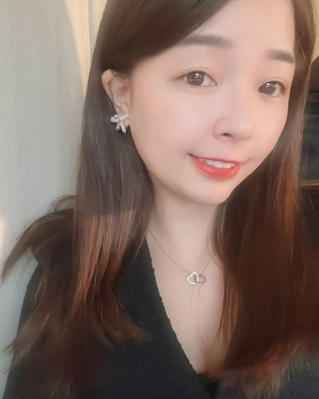 你是小偷嗎?你偷走我的心了❤️🫶🏻 兩顆心扣在一起好浪漫 而且愛心還是鑽框的 象徵珍貴的心💕 兩顆愛心是固定位置的 就不擔心戴久了位置跑掉🥨 目前有聖誕限定禮盒包裝🎄 誰偷走了你的心? 趕緊送給最親愛的他/她吧🤎😚