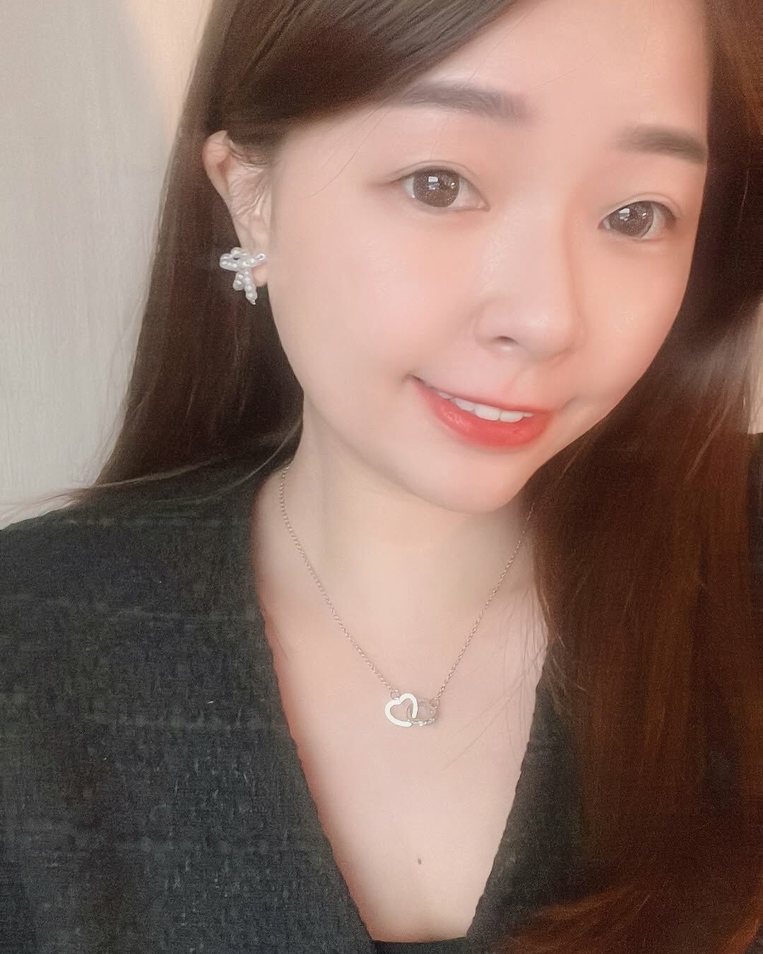 你是小偷嗎?你偷走我的心了❤️🫶🏻 兩顆心扣在一起好浪漫 而且愛心還是鑽框的 象徵珍貴的心💕 兩顆愛心是固定位置的 就不擔心戴久了位置跑掉🥨 目前有聖誕限定禮盒包裝🎄 誰偷走了你的心? 趕緊送給最親愛的他/她吧🤎😚