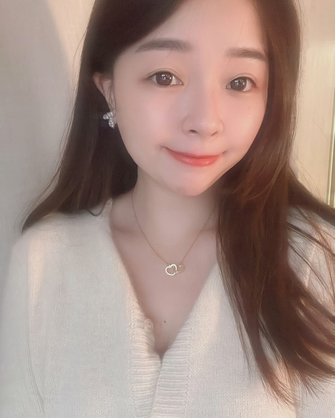 你是小偷嗎?你偷走我的心了❤️🫶🏻 兩顆心扣在一起好浪漫 而且愛心還是鑽框的 象徵珍貴的心💕 兩顆愛心是固定位置的 就不擔心戴久了位置跑掉🥨 目前有聖誕限定禮盒包裝🎄 誰偷走了你的心? 趕緊送給最親愛的他/她吧🤎😚