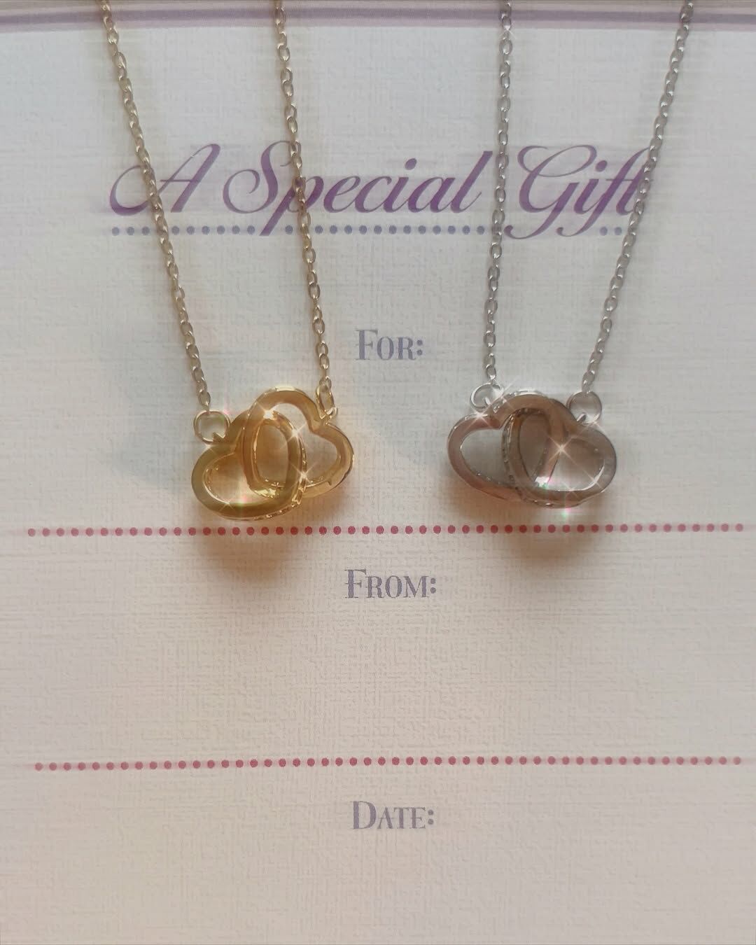 你是小偷嗎?你偷走我的心了❤️🫶🏻 兩顆心扣在一起好浪漫 而且愛心還是鑽框的 象徵珍貴的心💕 兩顆愛心是固定位置的 就不擔心戴久了位置跑掉🥨 目前有聖誕限定禮盒包裝🎄 誰偷走了你的心? 趕緊送給最親愛的他/她吧🤎😚