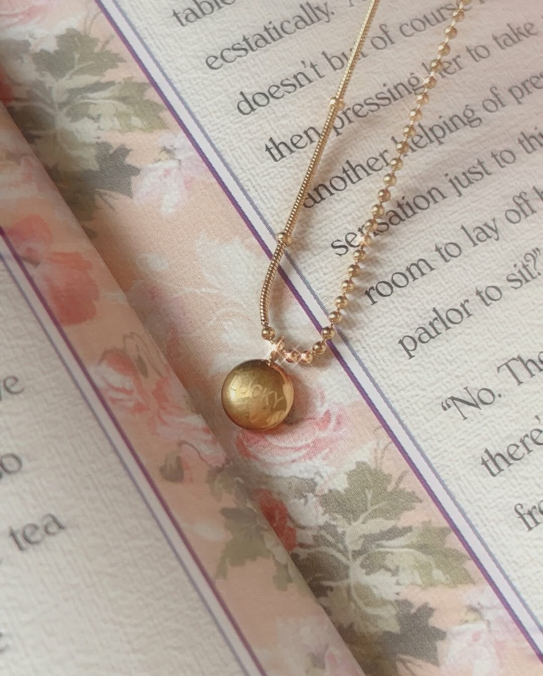 一直覺得戴手鍊很漂亮(⁎⁍̴̛ᴗ⁍̴̛⁎)💕 雖然不像項鍊、耳環那樣明顯 但就是有一種細節感 精緻打扮感✨  鍊子是蛇骨鍊跟珠珠鍊拼接 很有特色 墜子上輕輕寫著LUCKY 是一條漂亮的幸運鍊🍀 幸運鍊…幸運連連!! (諧音梗？ 馬上想到表示幸運連連的Lucky Streak💫 這名字太適合了吧♡ 把幸運都給你⭐️  快一起來戴上幸運手鍊 尾牙抽個大獎巴🧧